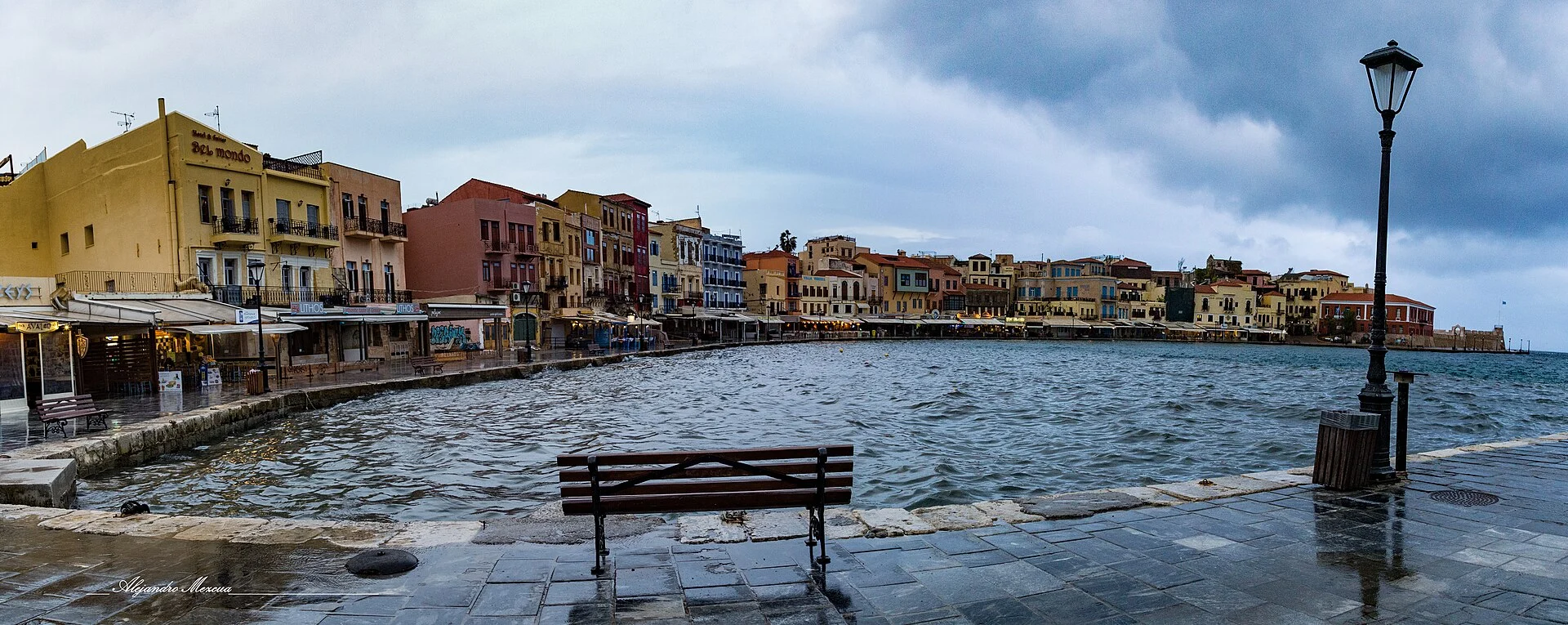 Blick über das Hafenbecken des Venezianischen Hafens von Chania auf die bunten Häuserfronten der Akti Kountourioti.