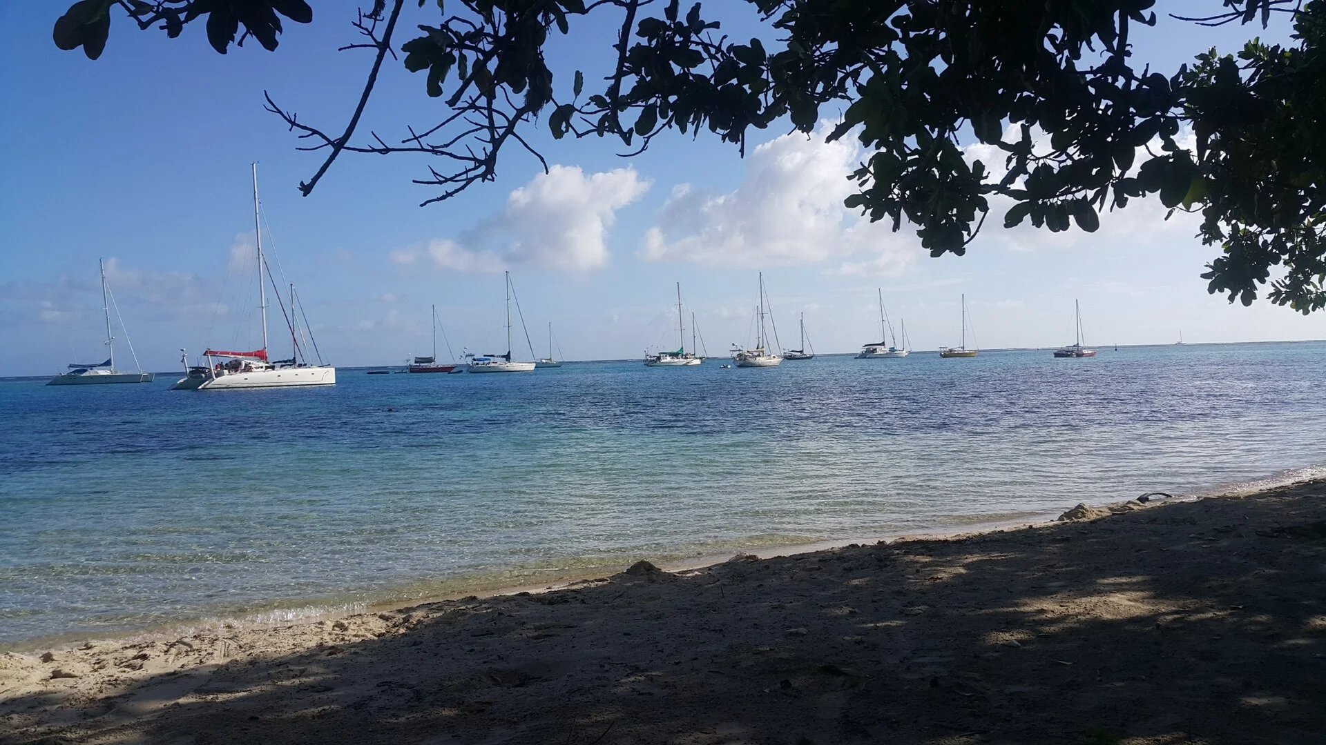 Die Lagune von Moorea mit Segelbooten