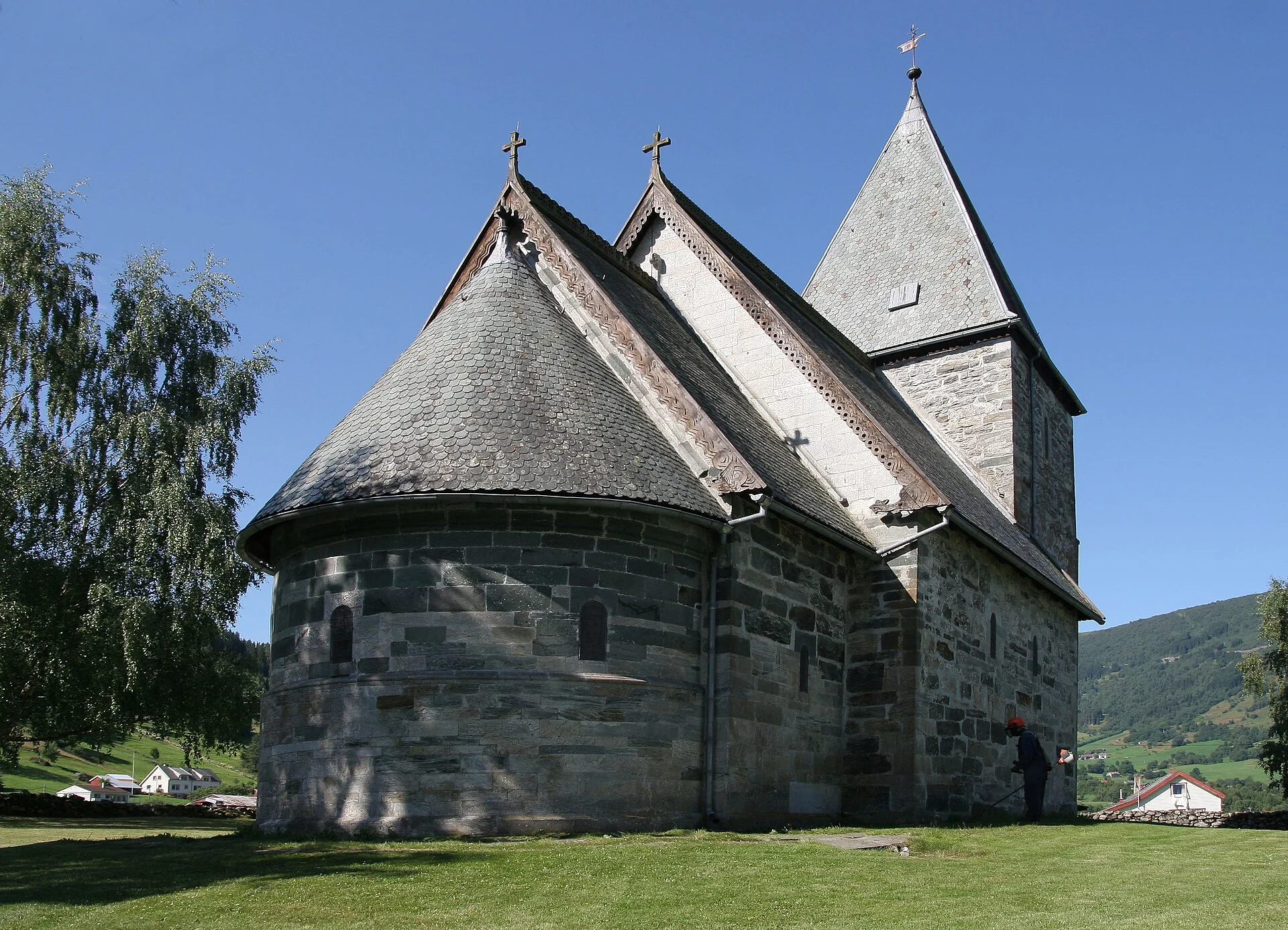 Die romanische Steinkirche Hove bei Vik mit Apsis und Turm