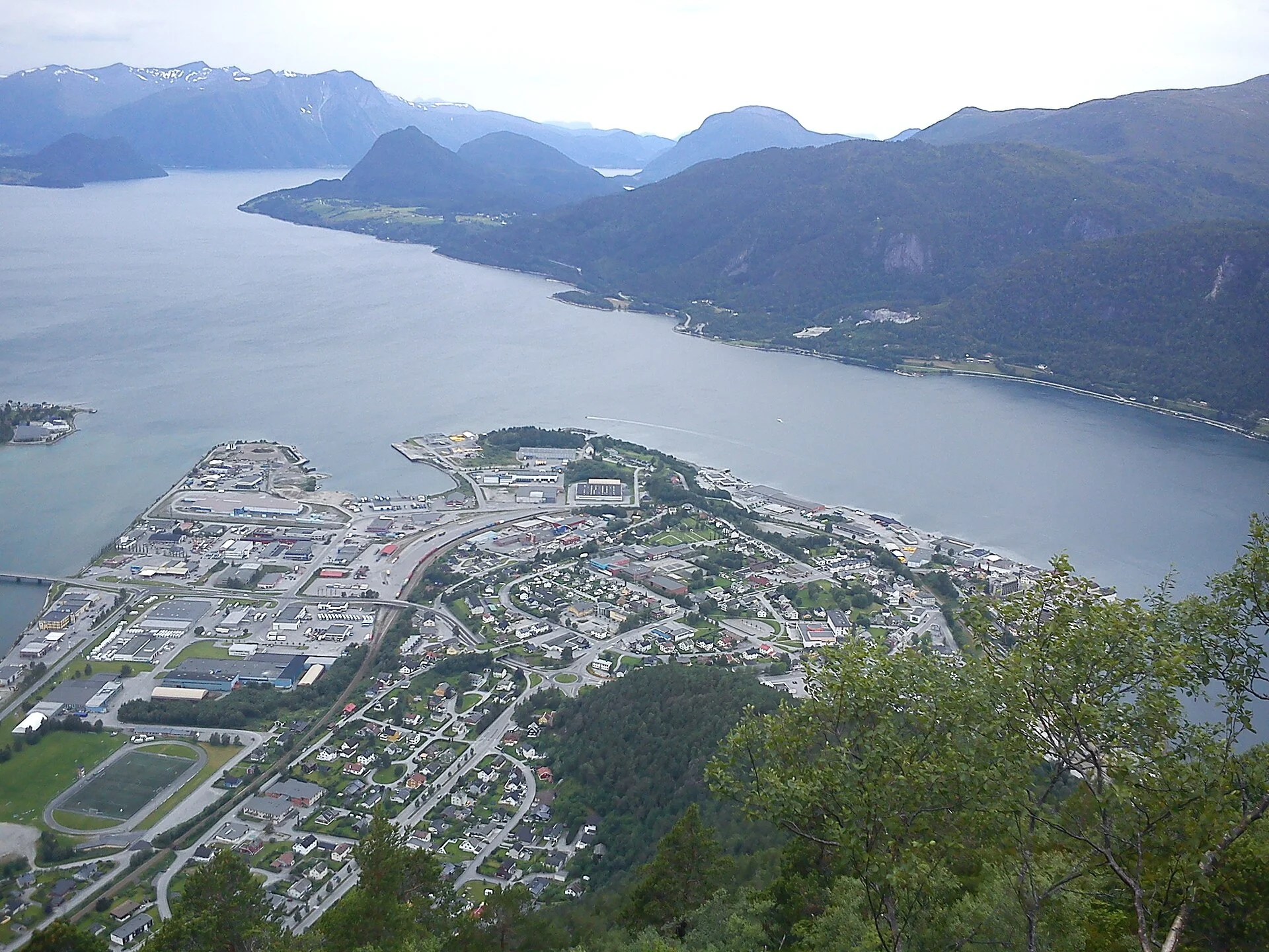 Blick von oben auf den Ort Åndalsnes am Romsdalsfjord, aufgenommen vom Hausberg Nesaksla.