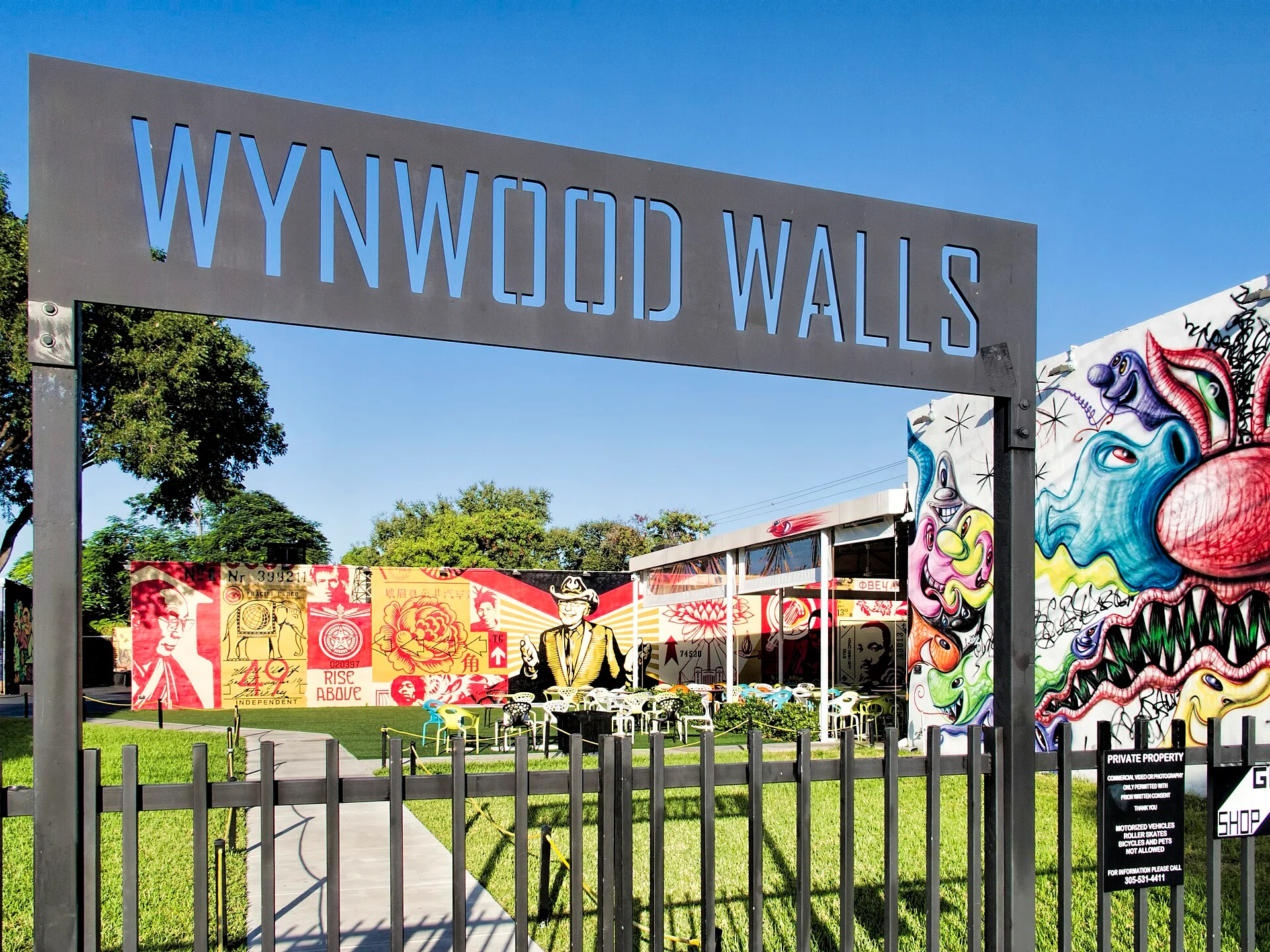 Der Eingang zu den Wynwood Walls in Miami mit bemalten Wänden