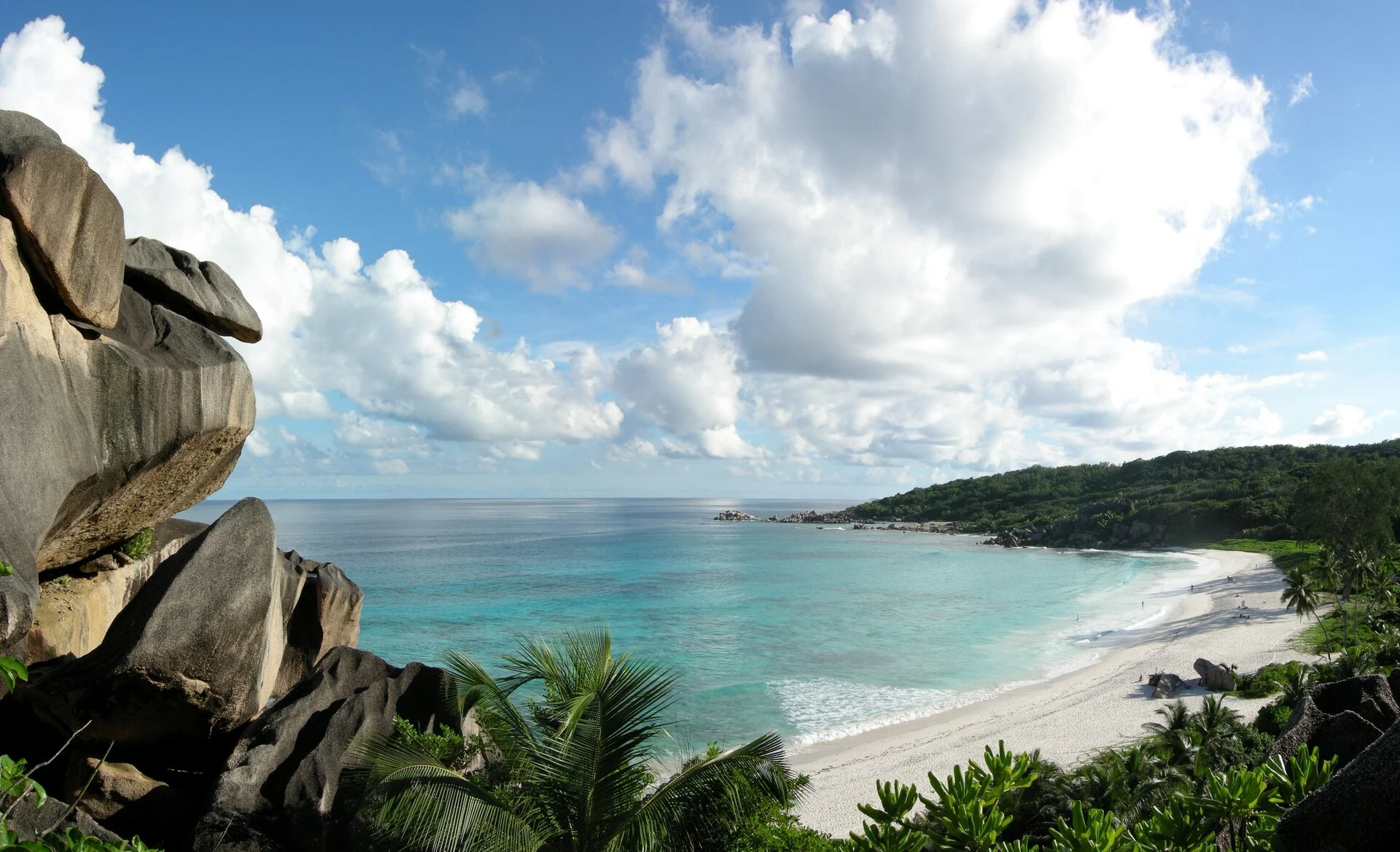 Granitfelsen und türkises Wasser an einem Strand auf La Digue