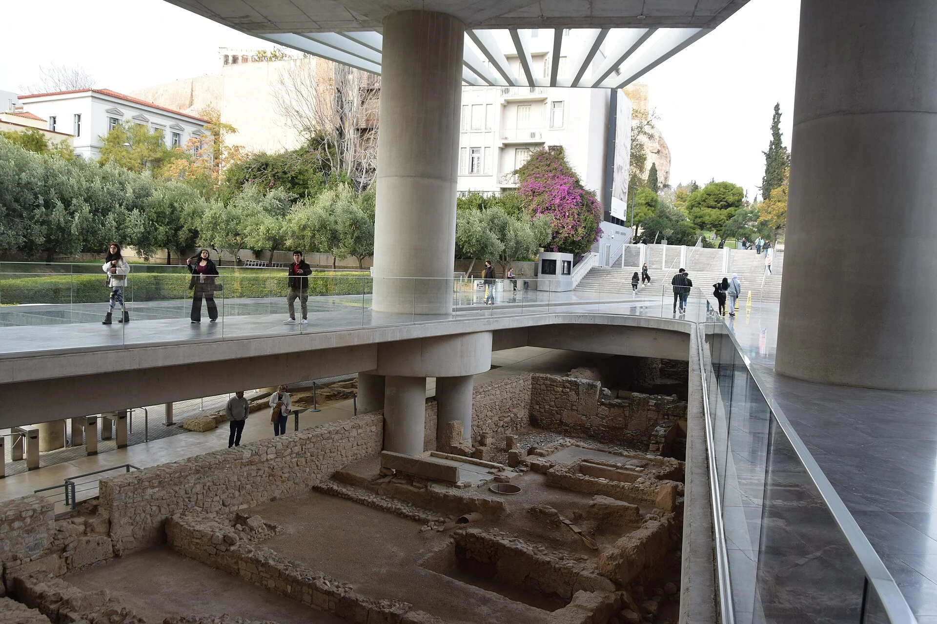 Zugang zum Akropolismuseum in Athen mit Glasstegen über der freigelegten antiken Ausgrabung.