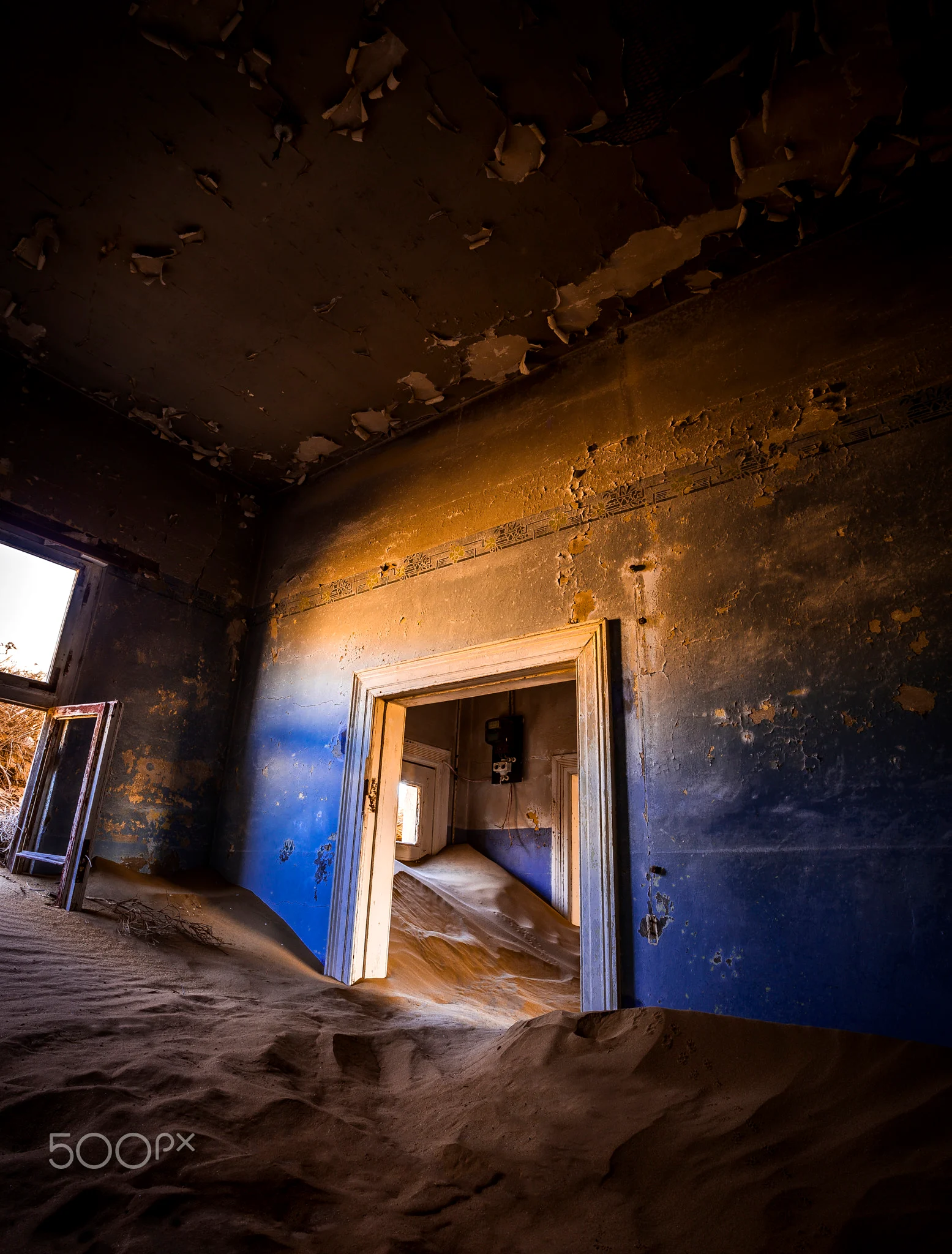 Ein Zimmer in Kolmanskuppe, in das der Wüstensand eingedrungen ist