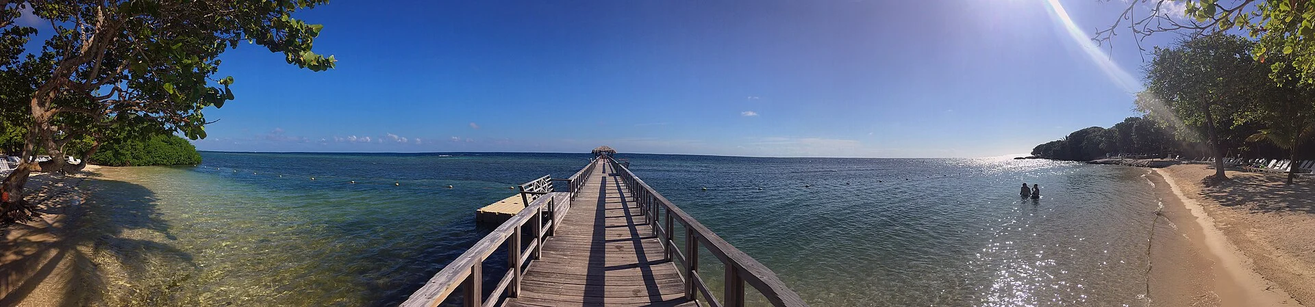 Ein Holzsteg führt ins Karibische Meer vor Roatán