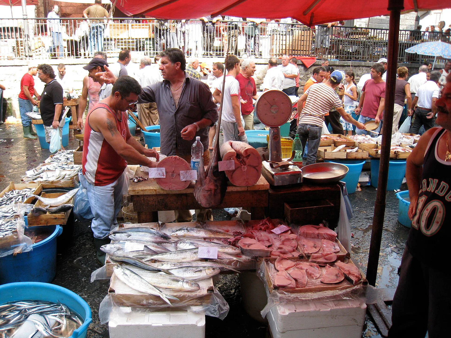 Händler und Fischstände auf dem Markt Pescheria in Catania