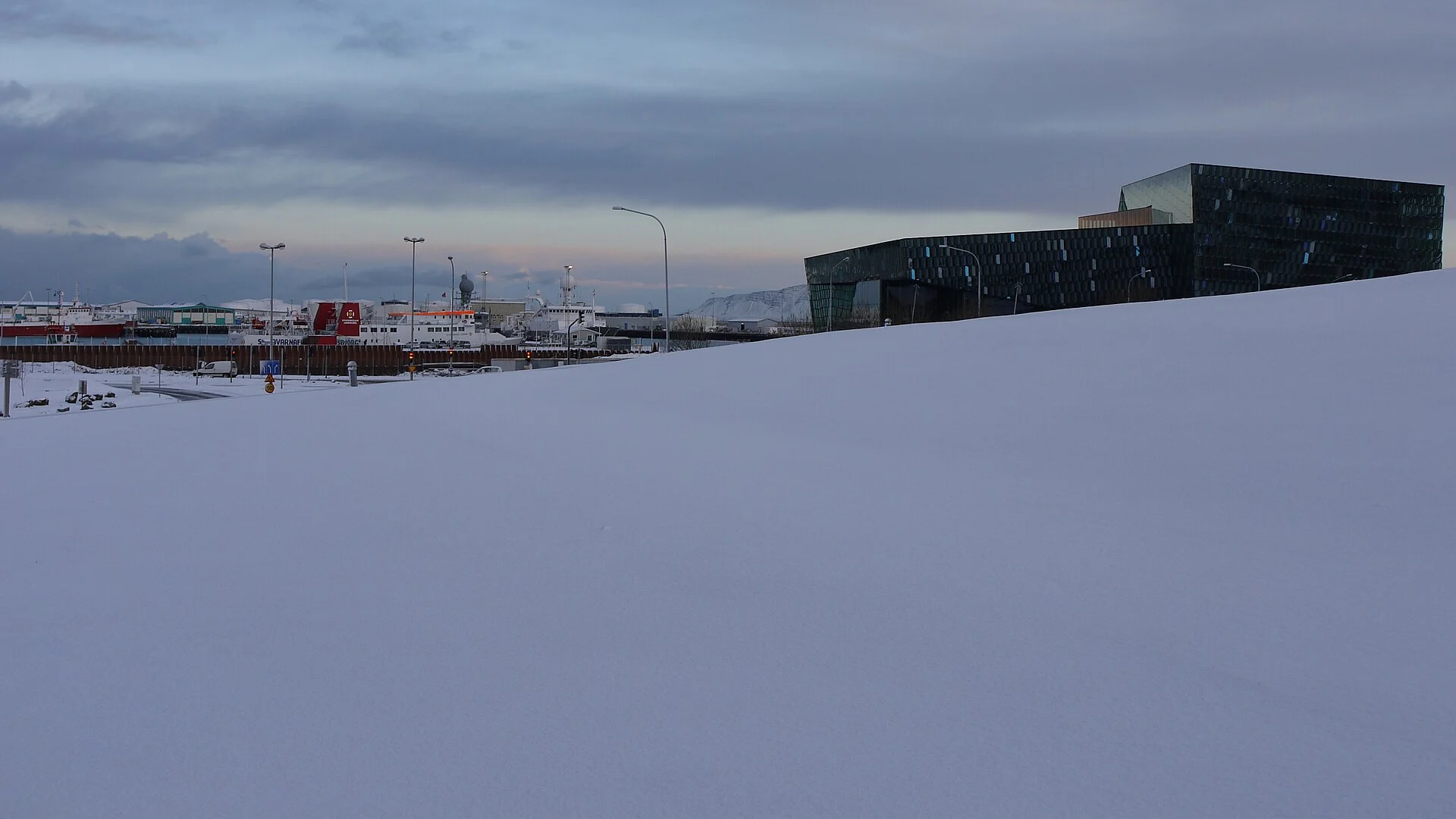 Das Konzerthaus Harpa am Alten Hafen von Reykjavík