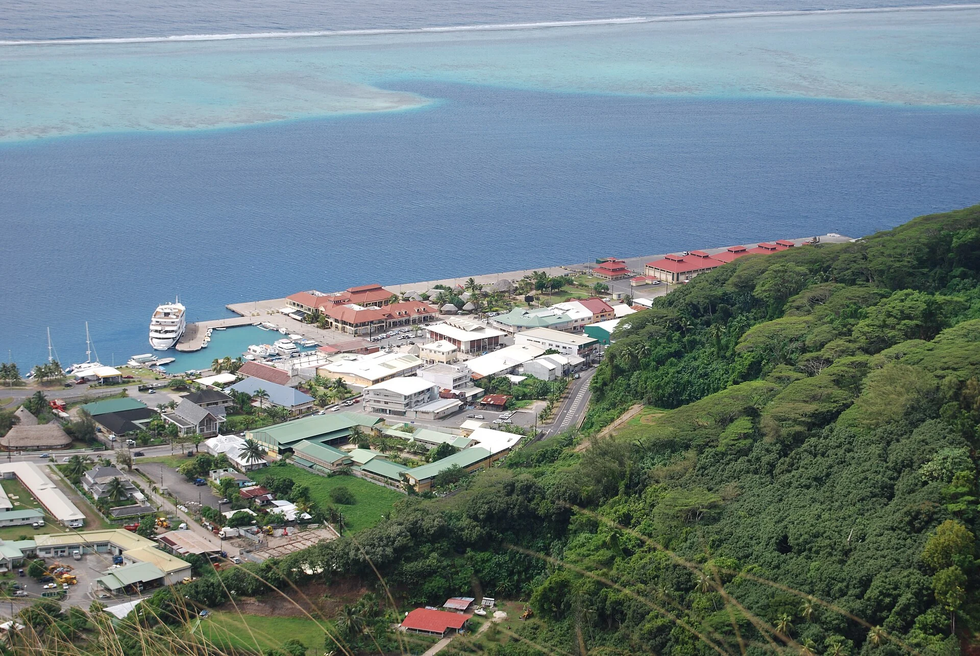 Uturoa auf Raiatea mit Kreuzfahrtschiff am Kai