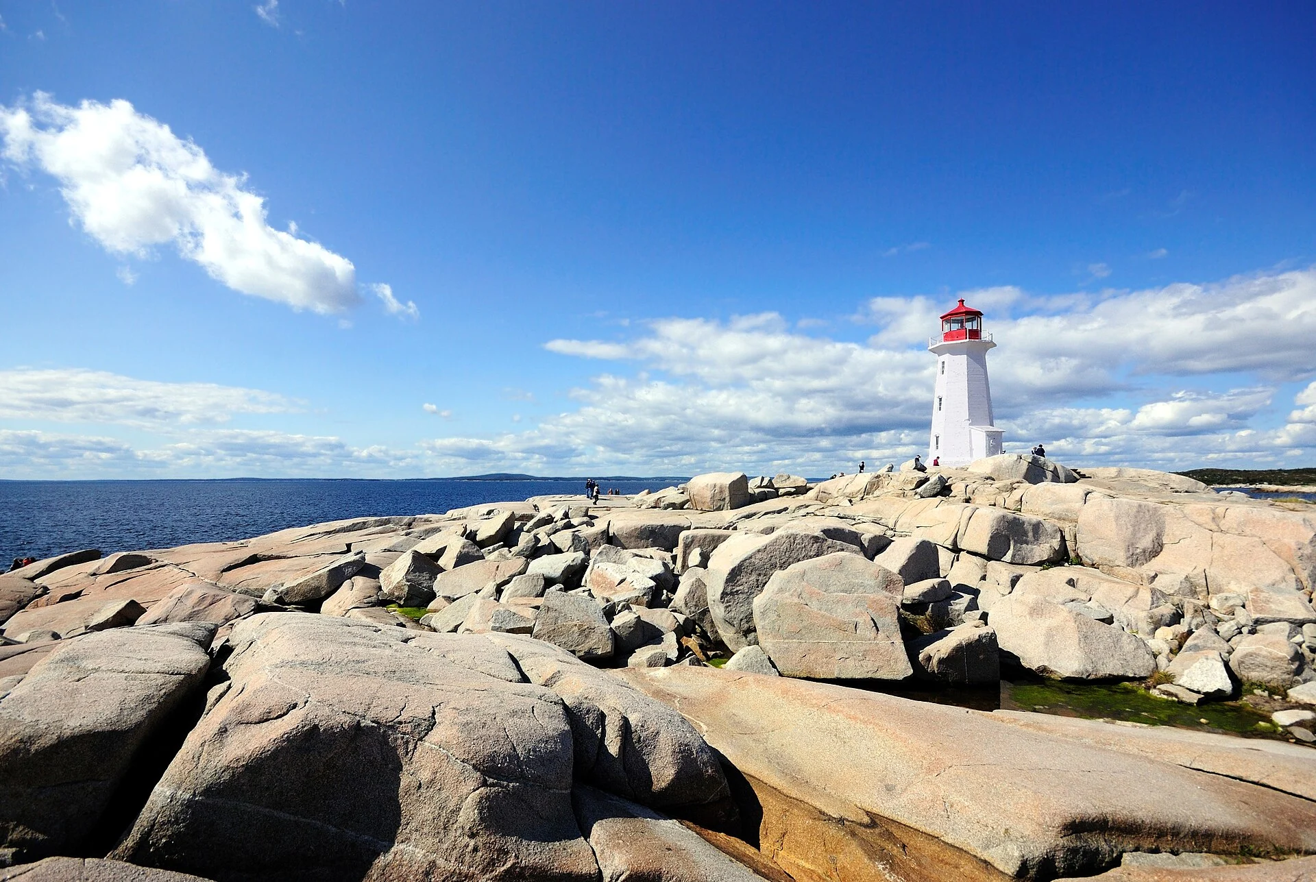 Der Leuchtturm von Peggys Cove auf der blank geschliffenen Granitfläche
