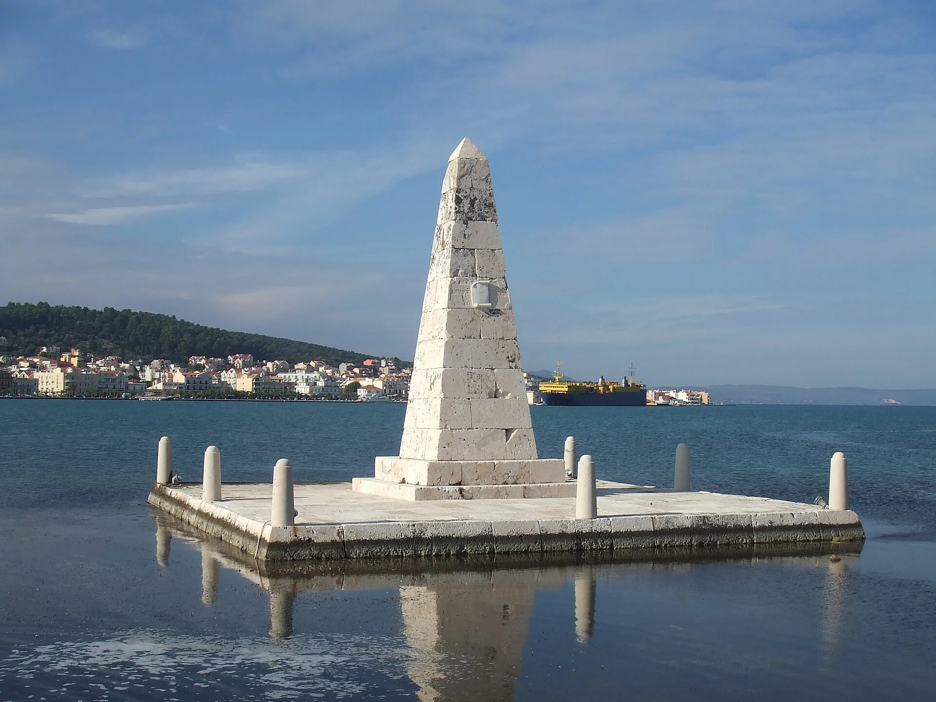 Das Denkmal in der Lagune von Argostoli auf Kefalonia