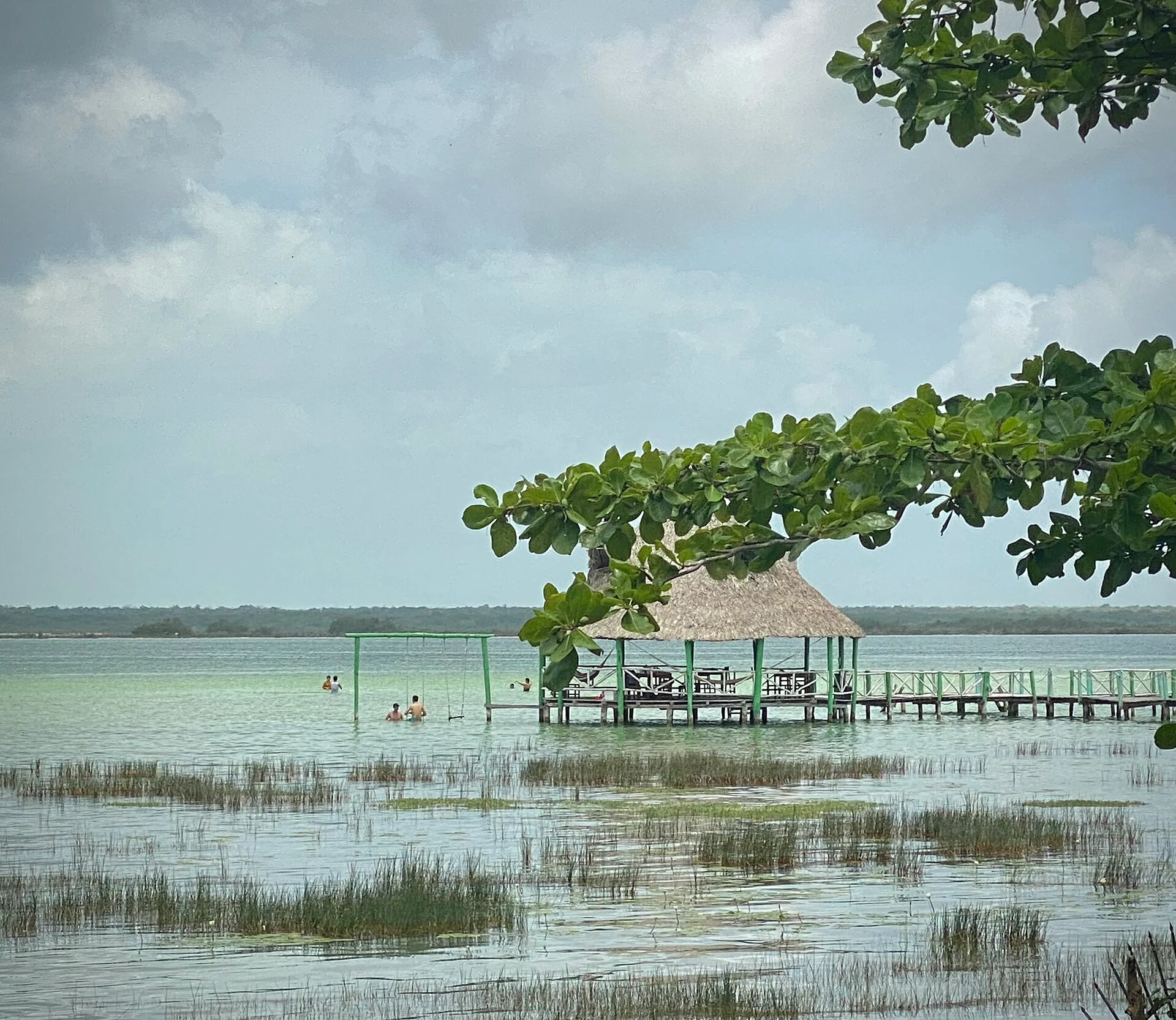 Die Lagune von Bacalar mit Steg und Palapa