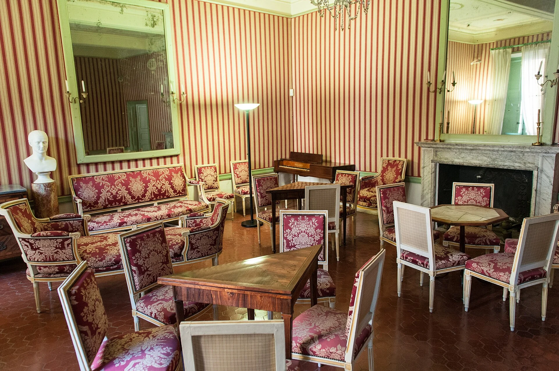 Salon im Geburtshaus Napoleons in Ajaccio mit Sitzgruppe, Kamin und Büste