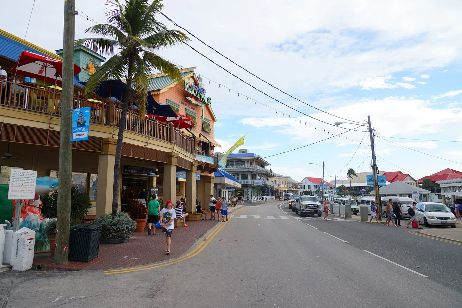 Die Uferstraße von George Town auf Grand Cayman mit Läden und Palmen