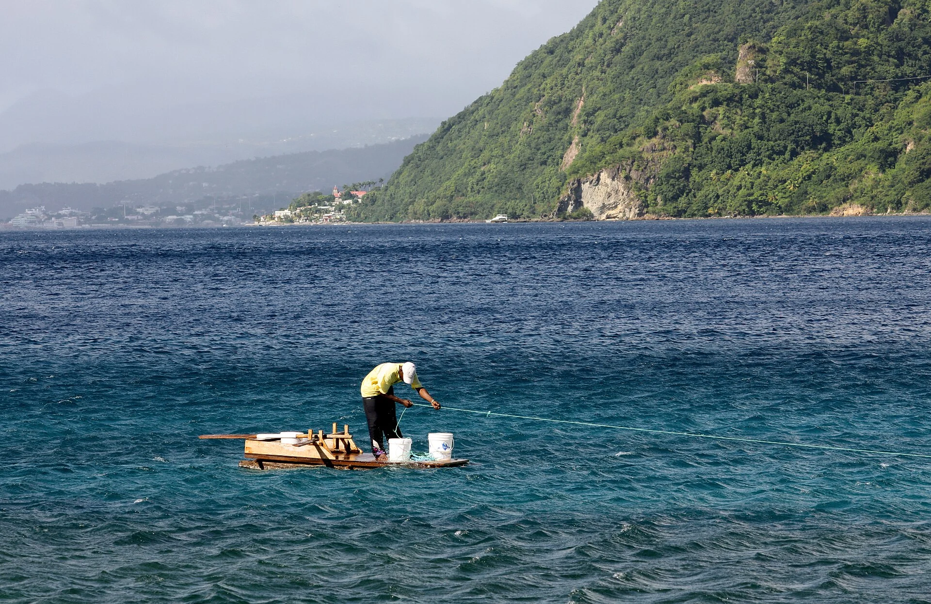 Die Soufrière Bay im Südwesten von Dominica, an der das Champagne Reef liegt