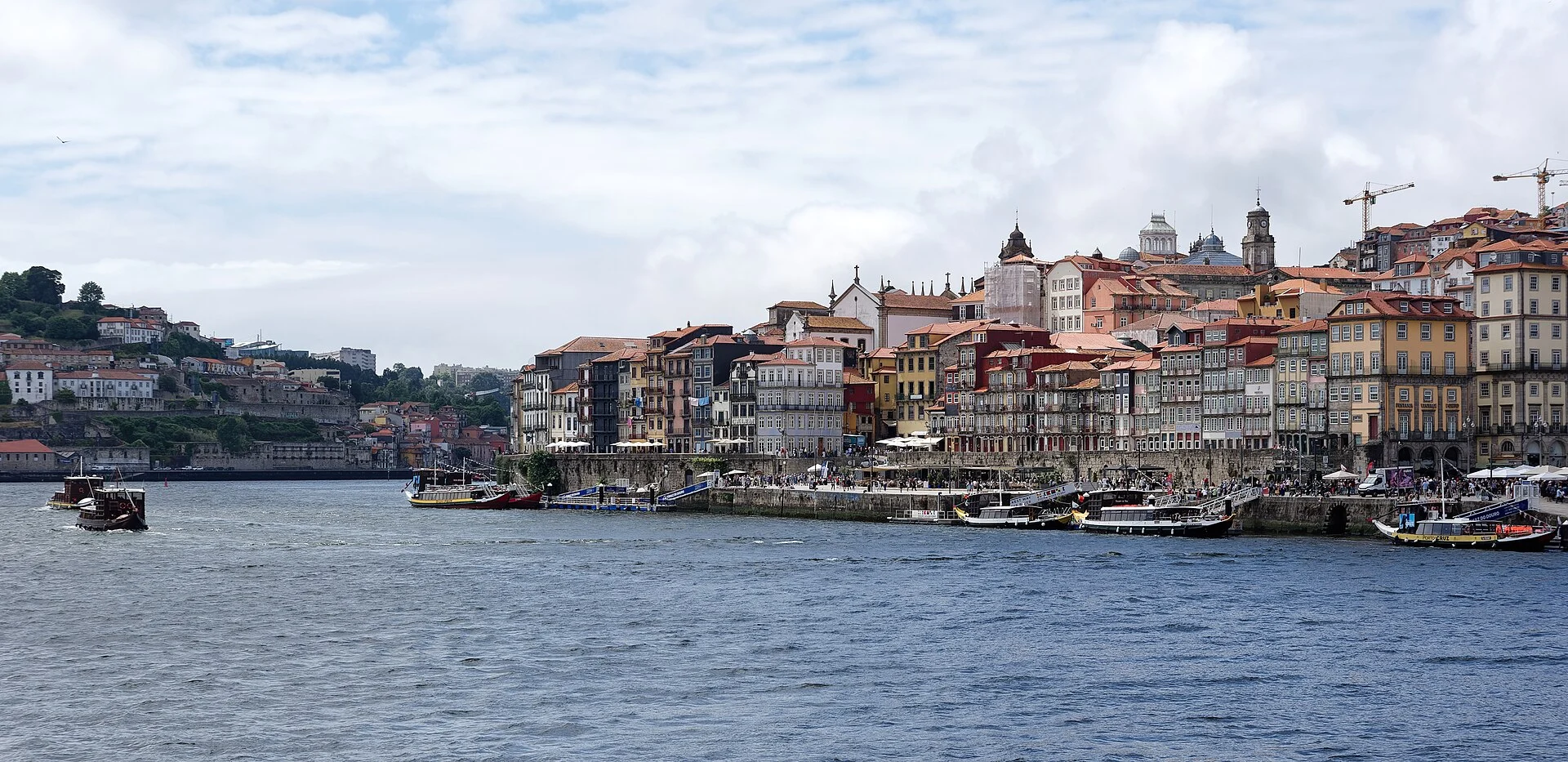 Die Ribeira von Porto mit den gekachelten Häusern am Douro