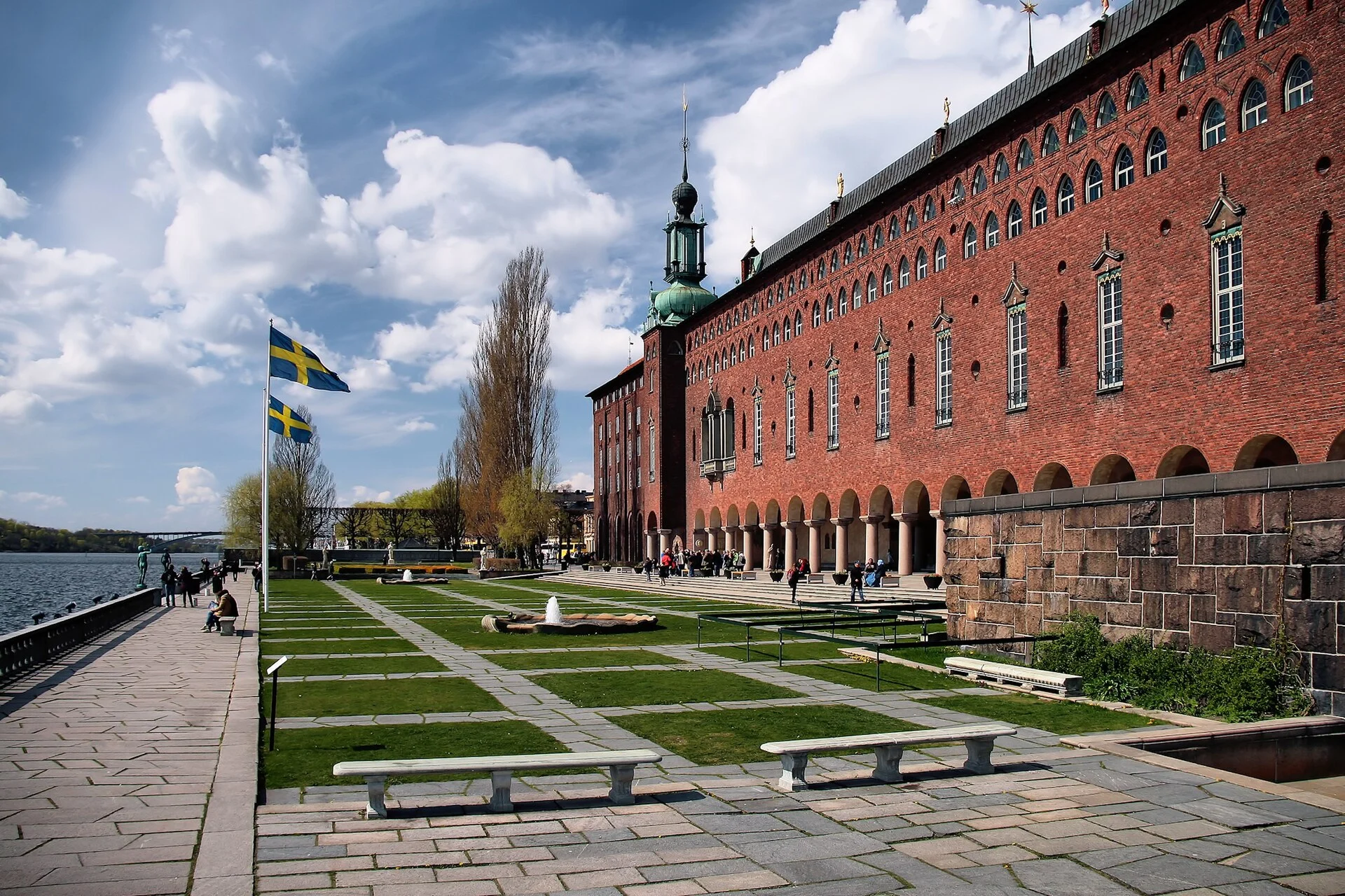 Das Stockholmer Stadshuset mit Turm, Arkaden und Uferterrasse am Riddarfjärden