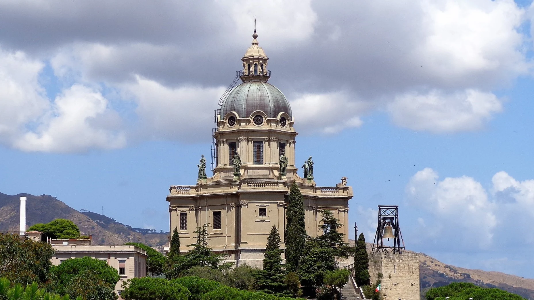 Die Kuppel des Santuario di Cristo Re über Messina