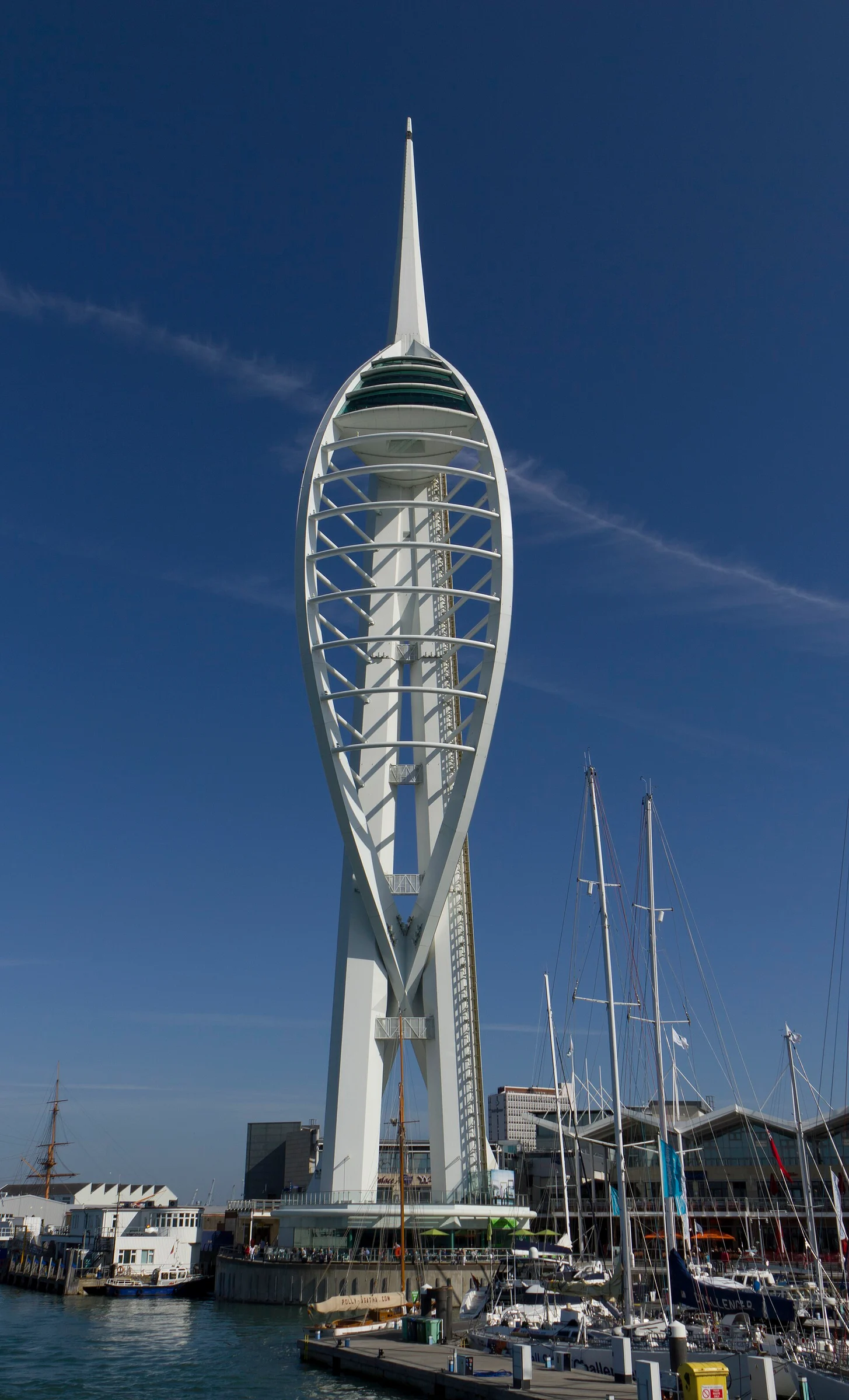 Der 170 Meter hohe Spinnaker Tower am Gunwharf Quays in Portsmouth vor blauem Himmel, davor Yachthafen.