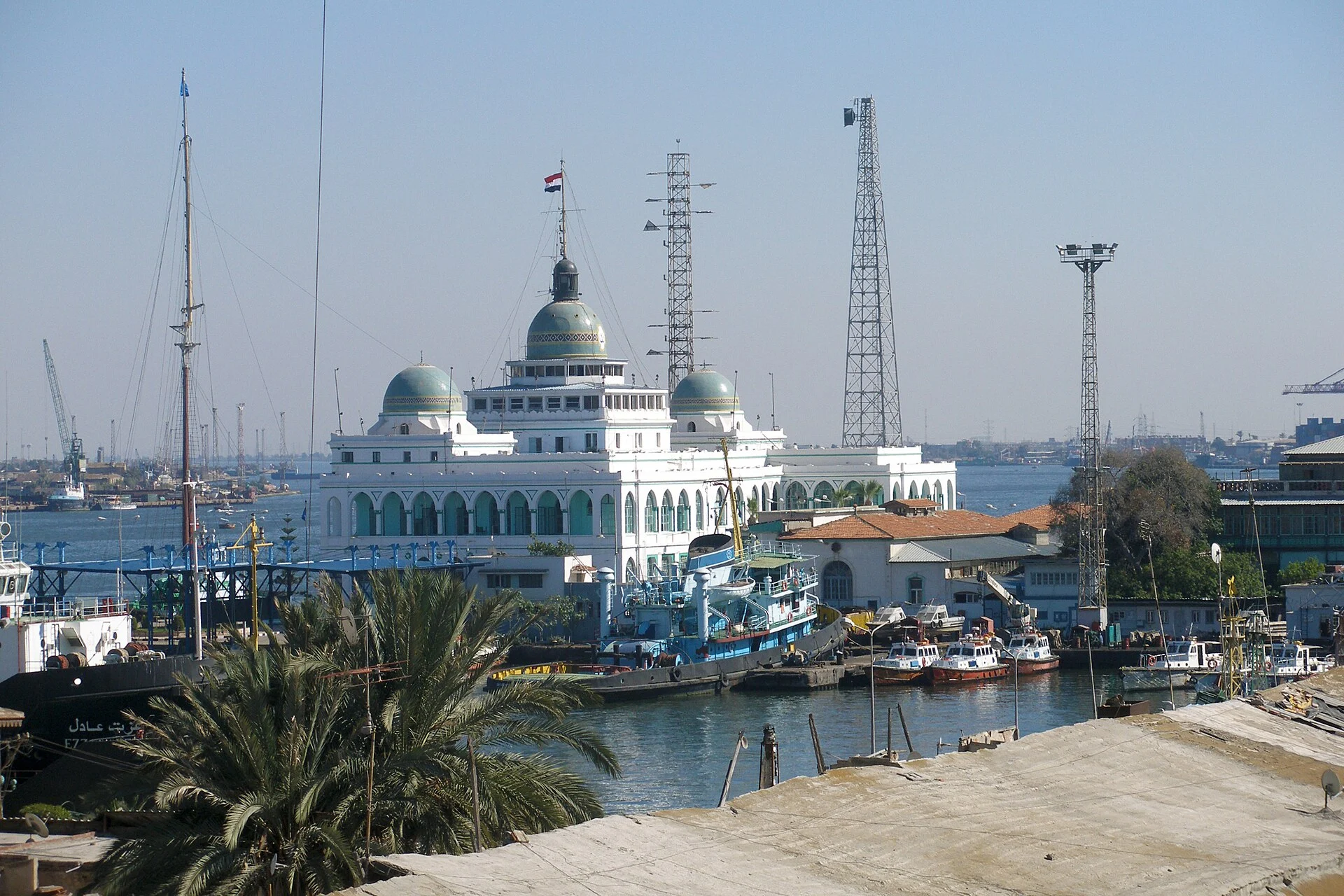 Das Verwaltungsgebäude der Suezkanalbehörde mit seinen grünen Kuppeln am Hafen von Port Said