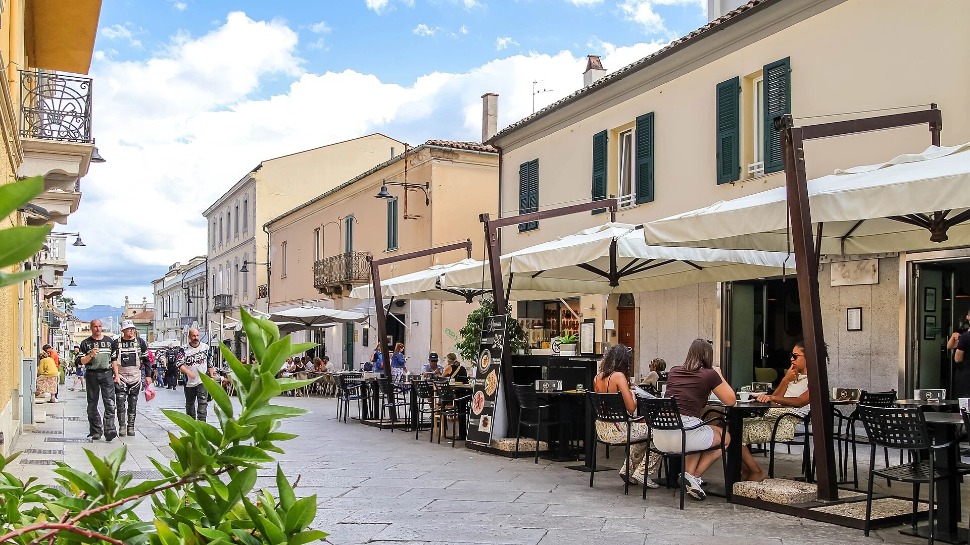 Der Corso Umberto in Olbia mit Cafés unter Sonnenschirmen