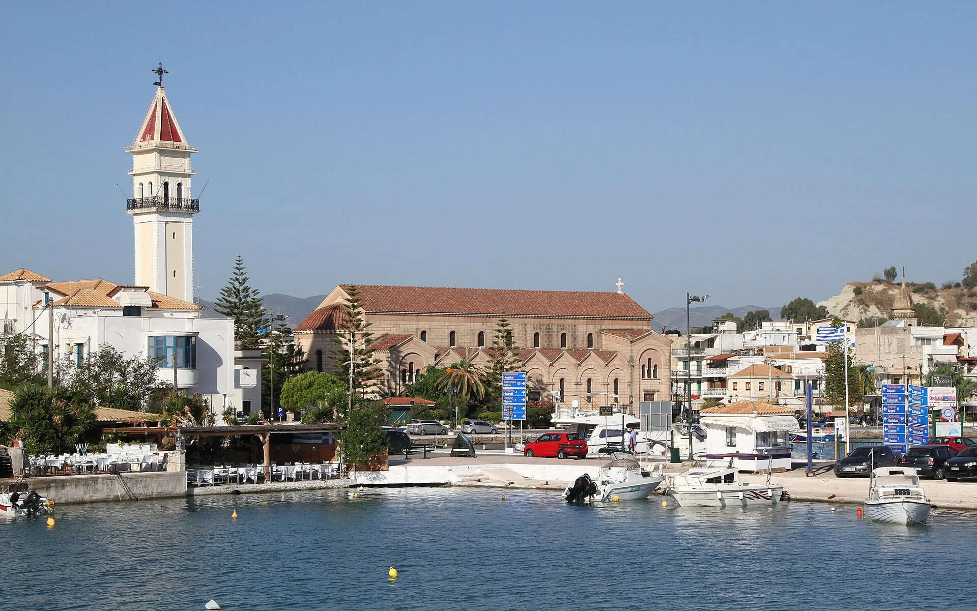 Die Uferzeile von Zakynthos-Stadt mit Kirche und Booten am Hafen