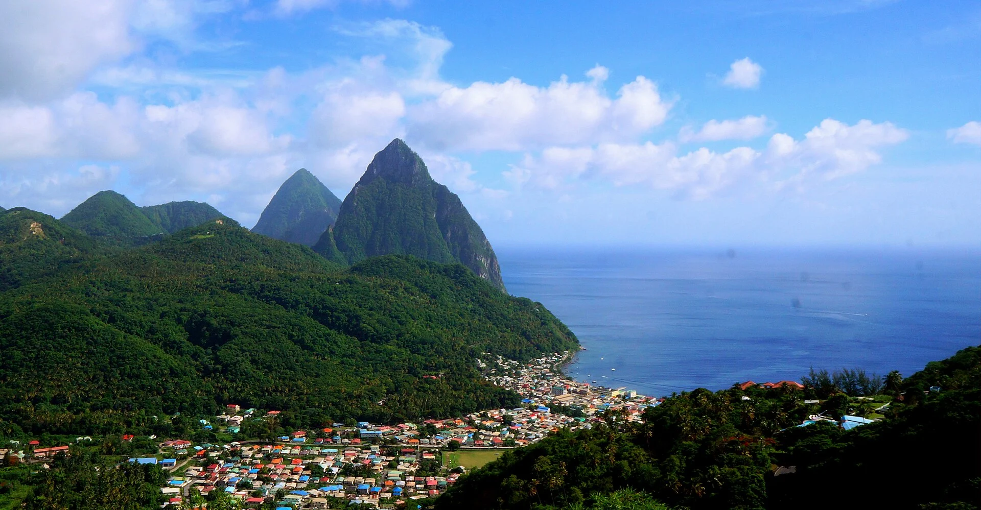 Gros Piton und Petit Piton über dem Ort Soufrière auf St. Lucia