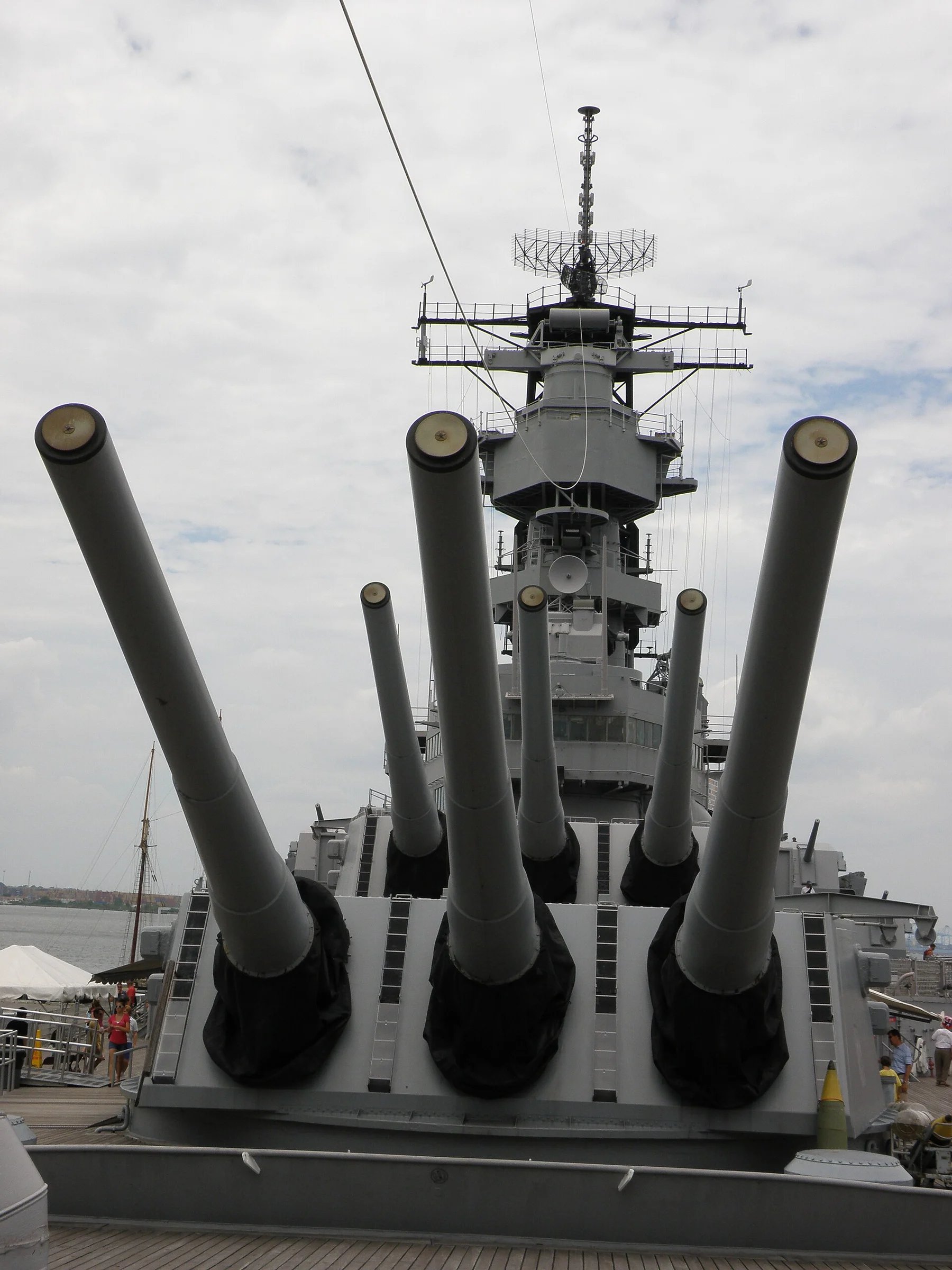 Die Geschütztürme der USS Wisconsin mit ihren 40-Zentimeter-Rohren