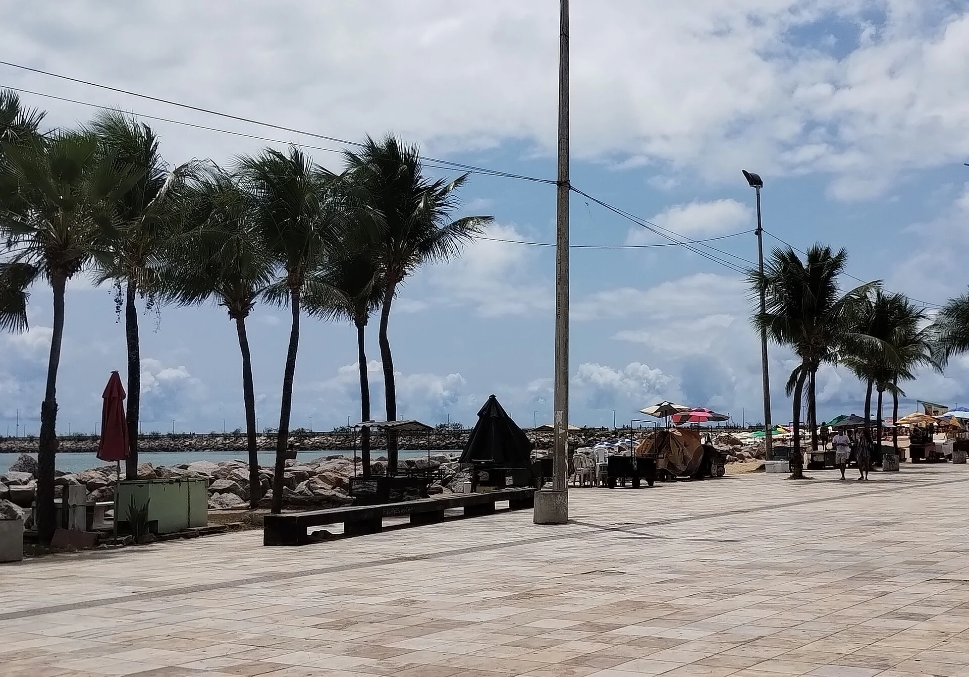 Die Strandpromenade der Praia de Iracema in Fortaleza