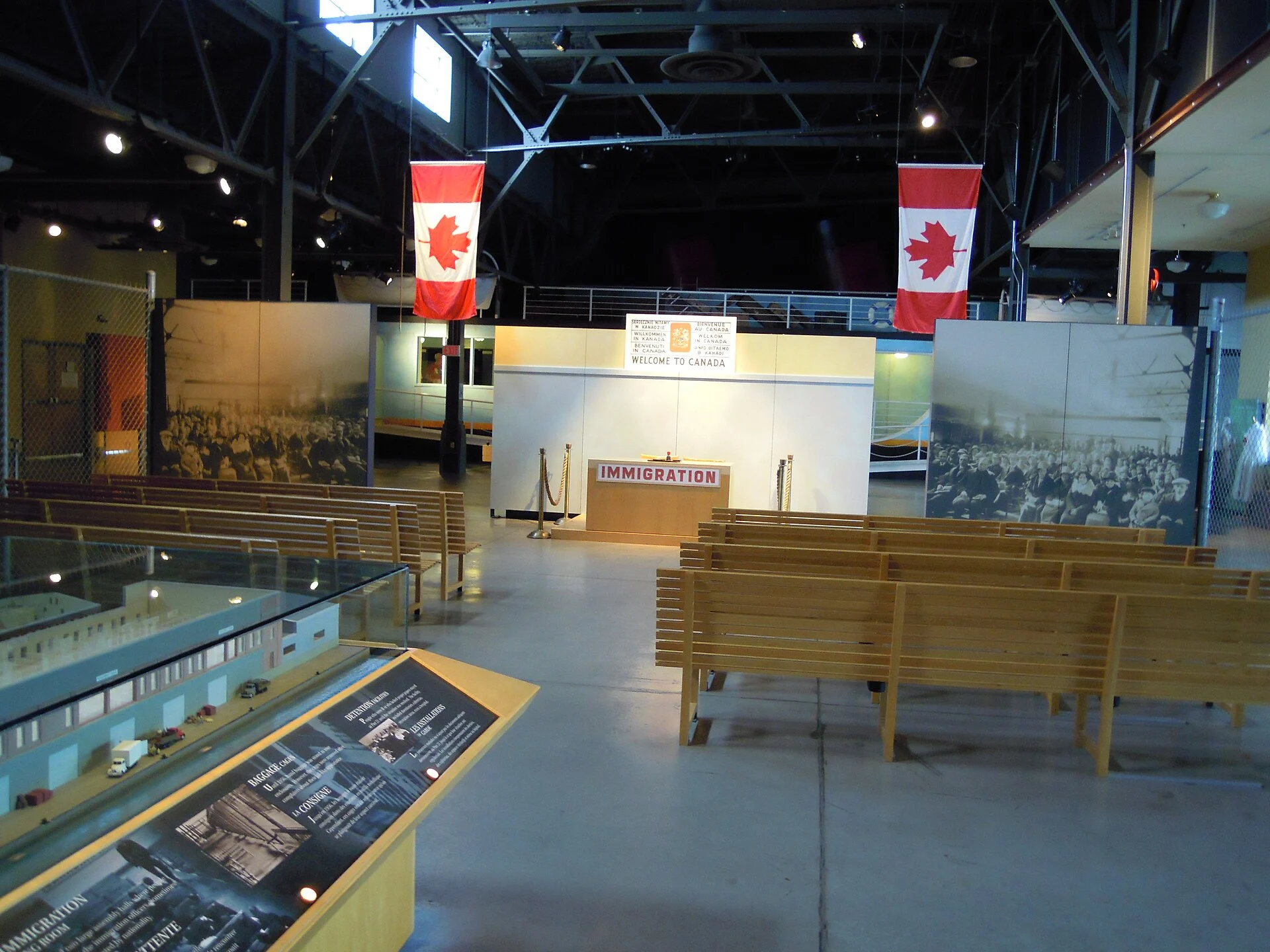 Die Einwanderungshalle im Museum Pier 21 in Halifax mit kanadischen Flaggen
