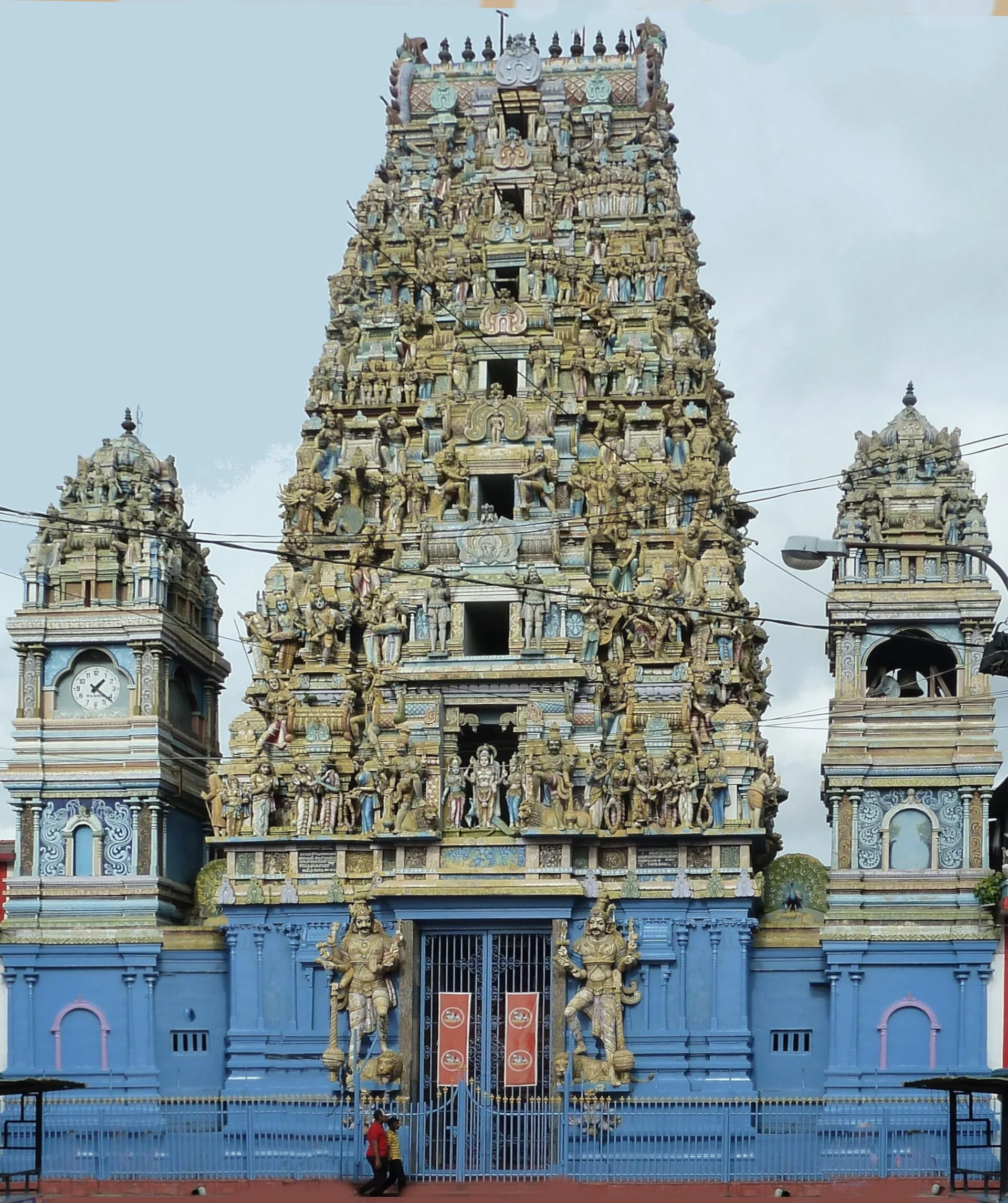Der Turm eines Hindutempels in Colombo