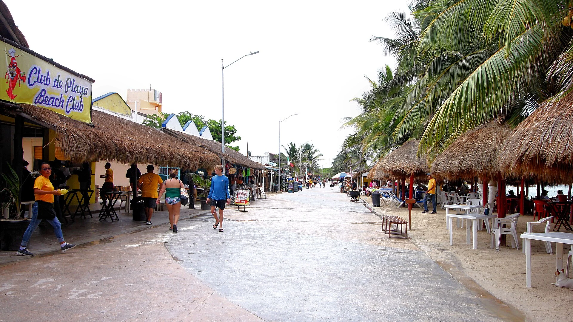 Die Strandpromenade von Mahahual mit Palapas und Palmen