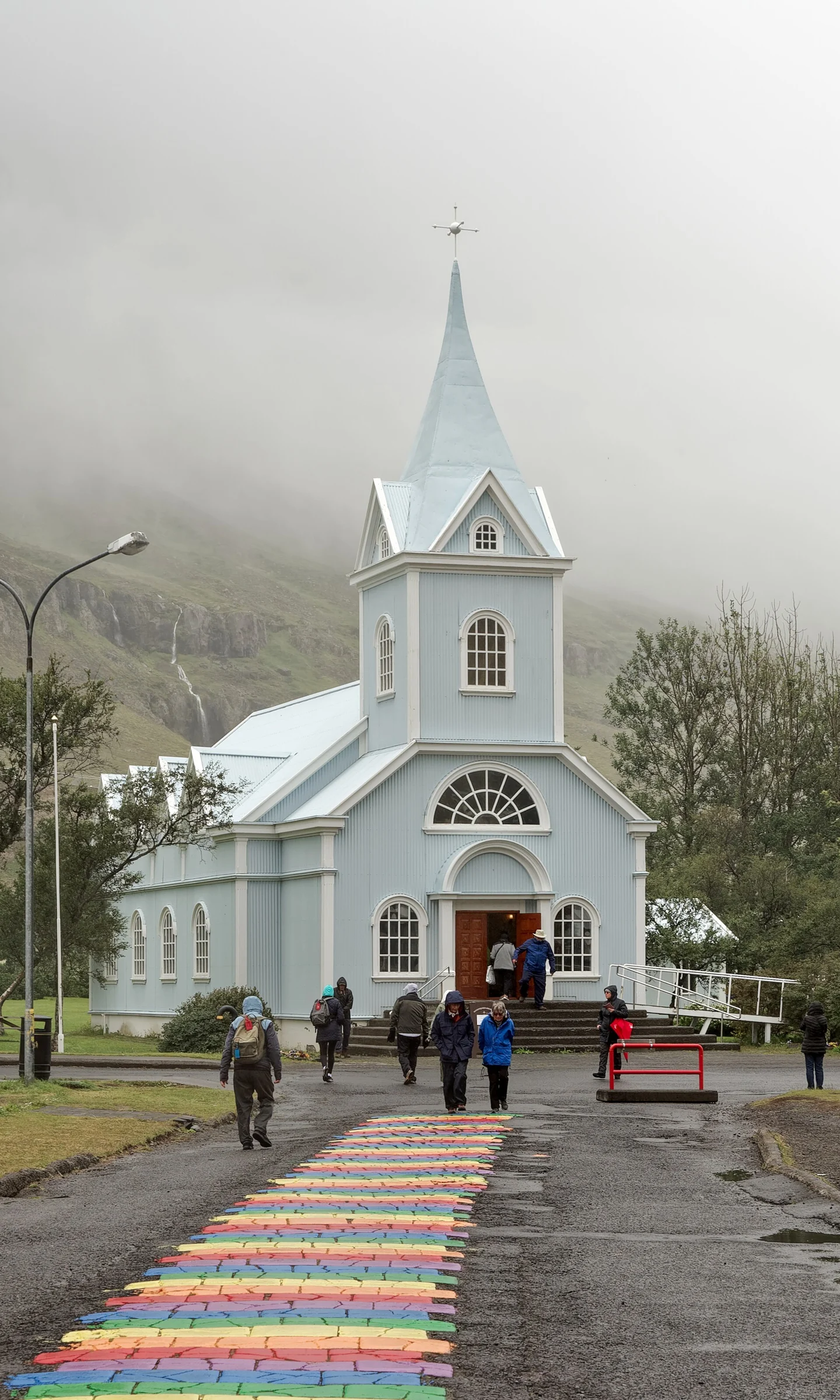 Die blaue Holzkirche von Seyðisfjörður