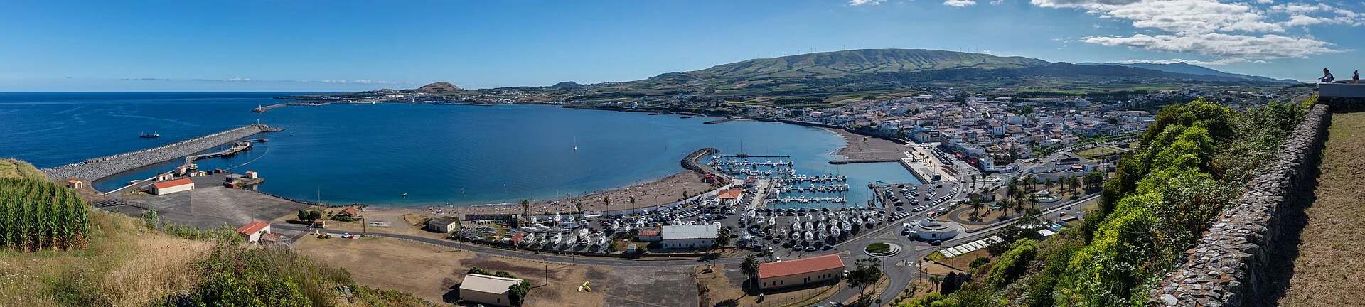 Luftbild der Bucht von Praia da Vitória mit Hafen und Strand
