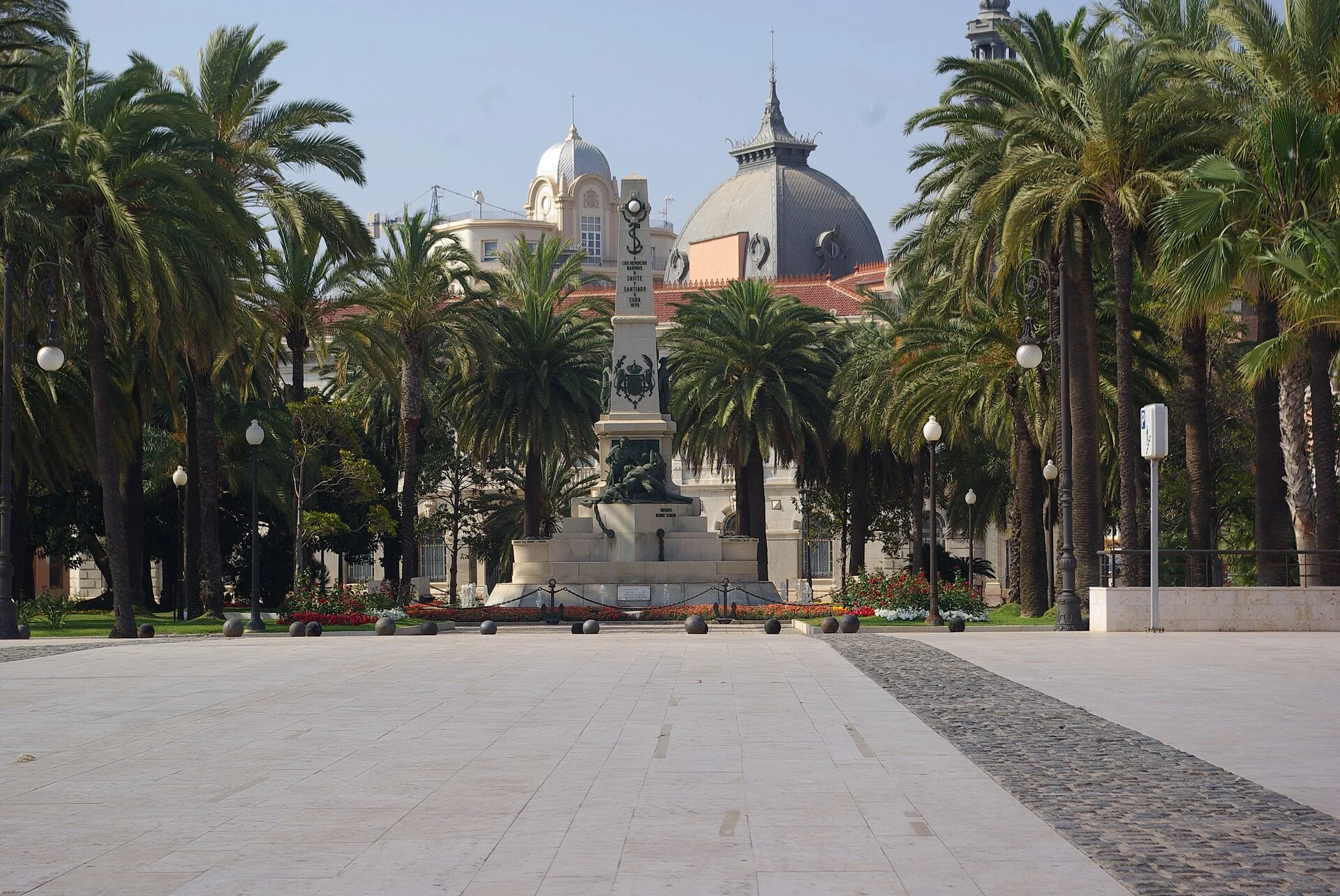 Palmenpromenade am Hafen von Cartagena mit dem Rathaus im Hintergrund