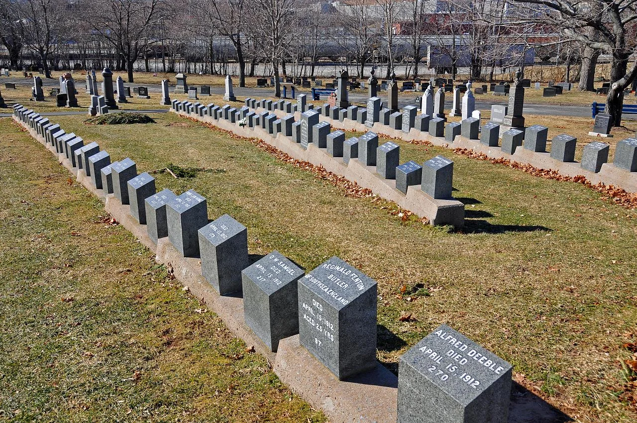 Die Grabsteine der Titanic-Opfer in Reihen auf dem Fairview Lawn Cemetery in Halifax