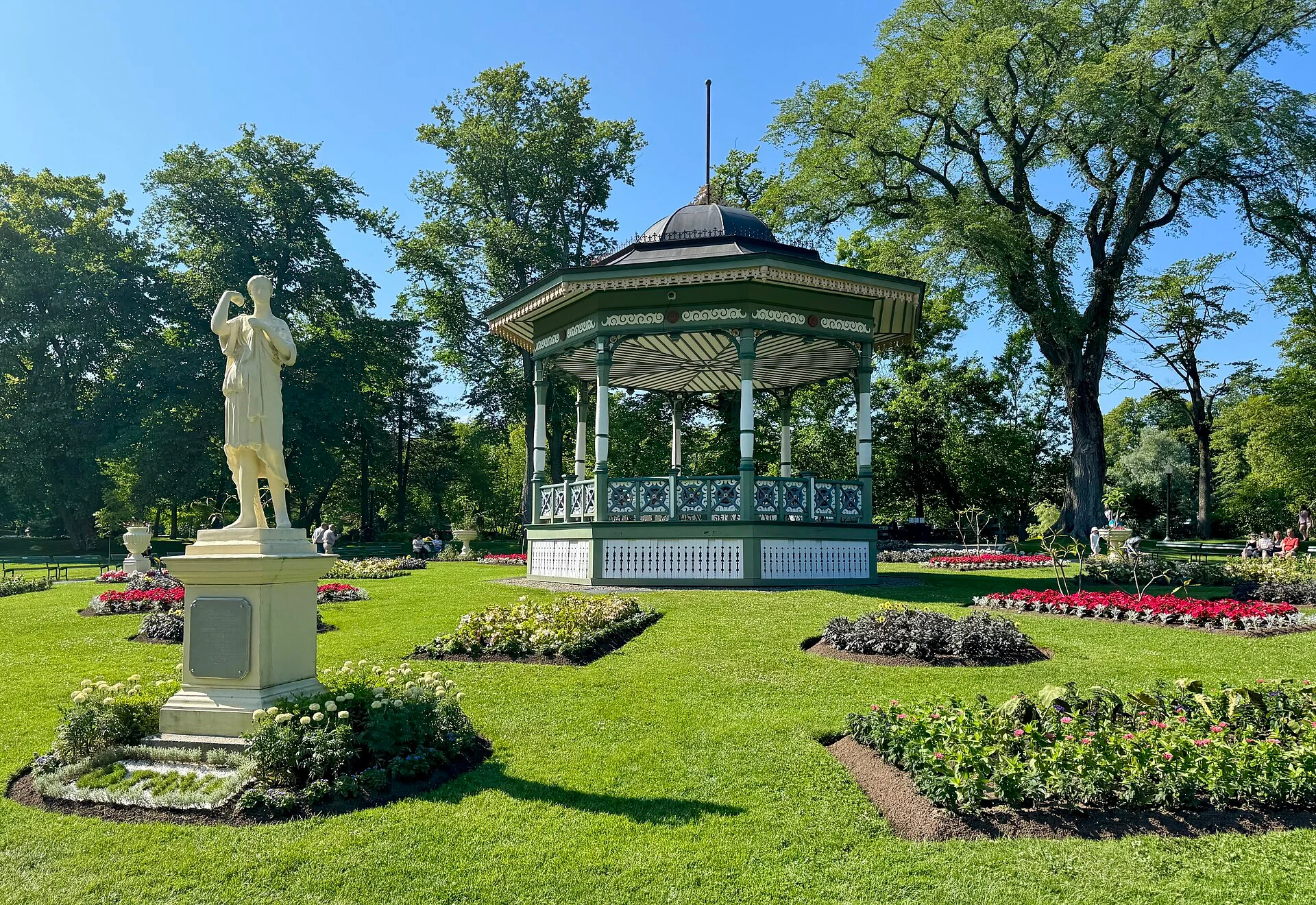 Musikpavillon und Blumenbeete in den Halifax Public Gardens