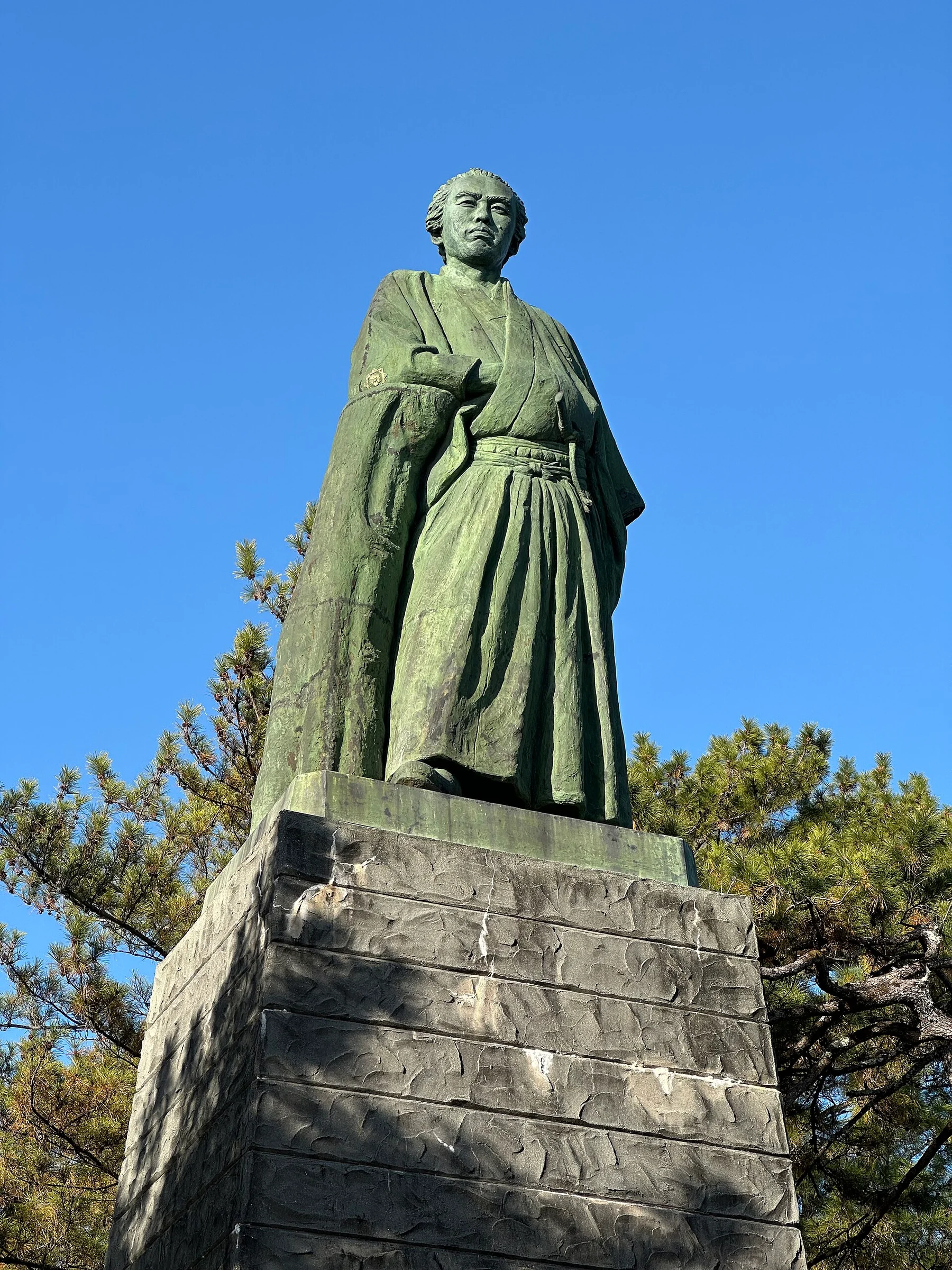 Die Statue von Sakamoto Ryōma über der Bucht von Katsurahama