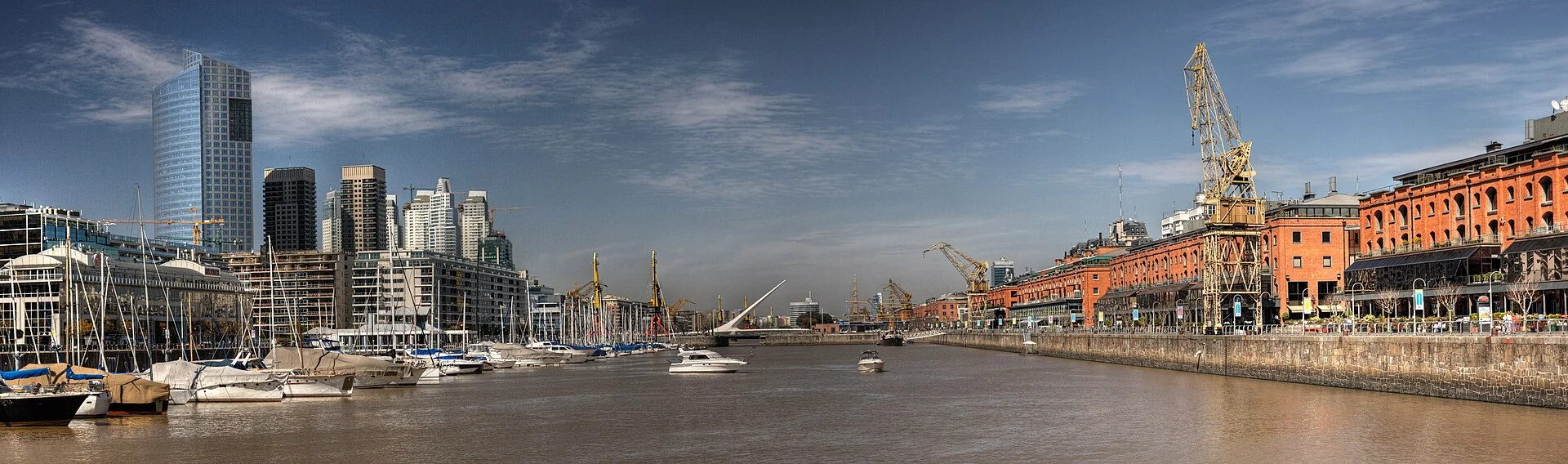 Puerto Madero in Buenos Aires mit der Puente de la Mujer und den alten Docks