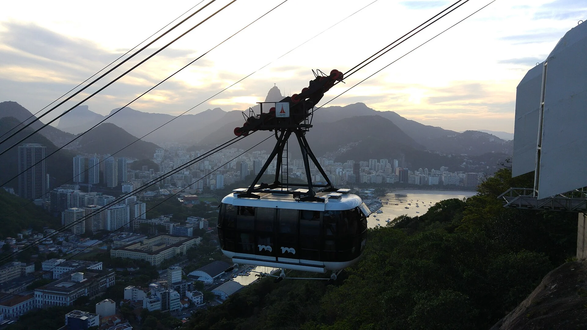 Die Seilbahn zum Zuckerhut über der Bucht von Rio de Janeiro