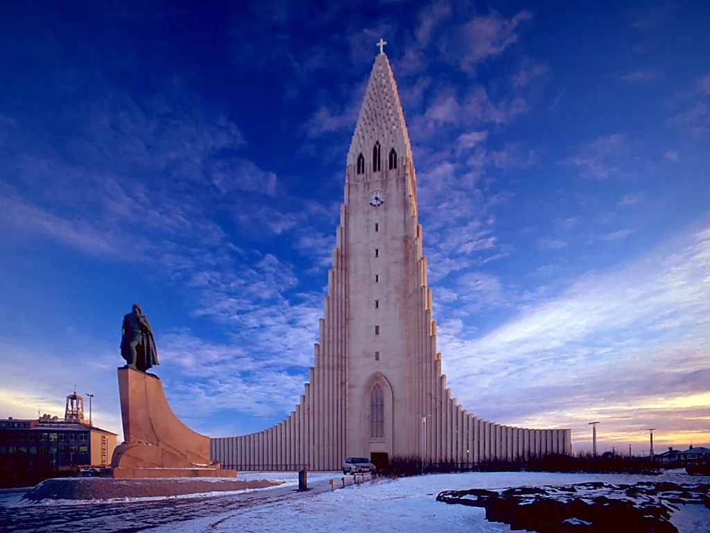 Die Hallgrímskirkja in Reykjavík mit dem Denkmal für Leifur Eiríksson
