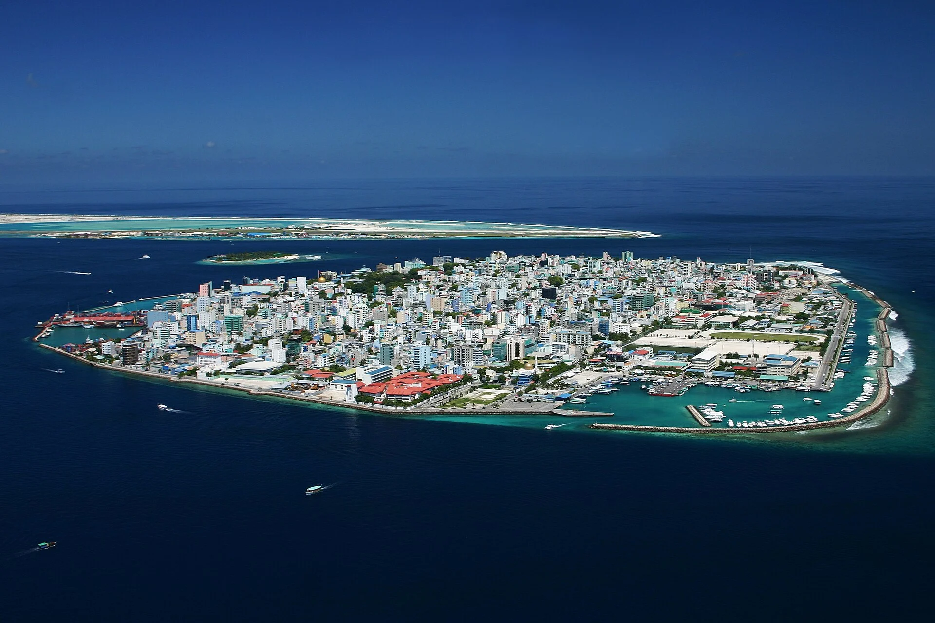 Die Insel Malé aus der Luft — dicht bebaut bis an die Ufermauer
