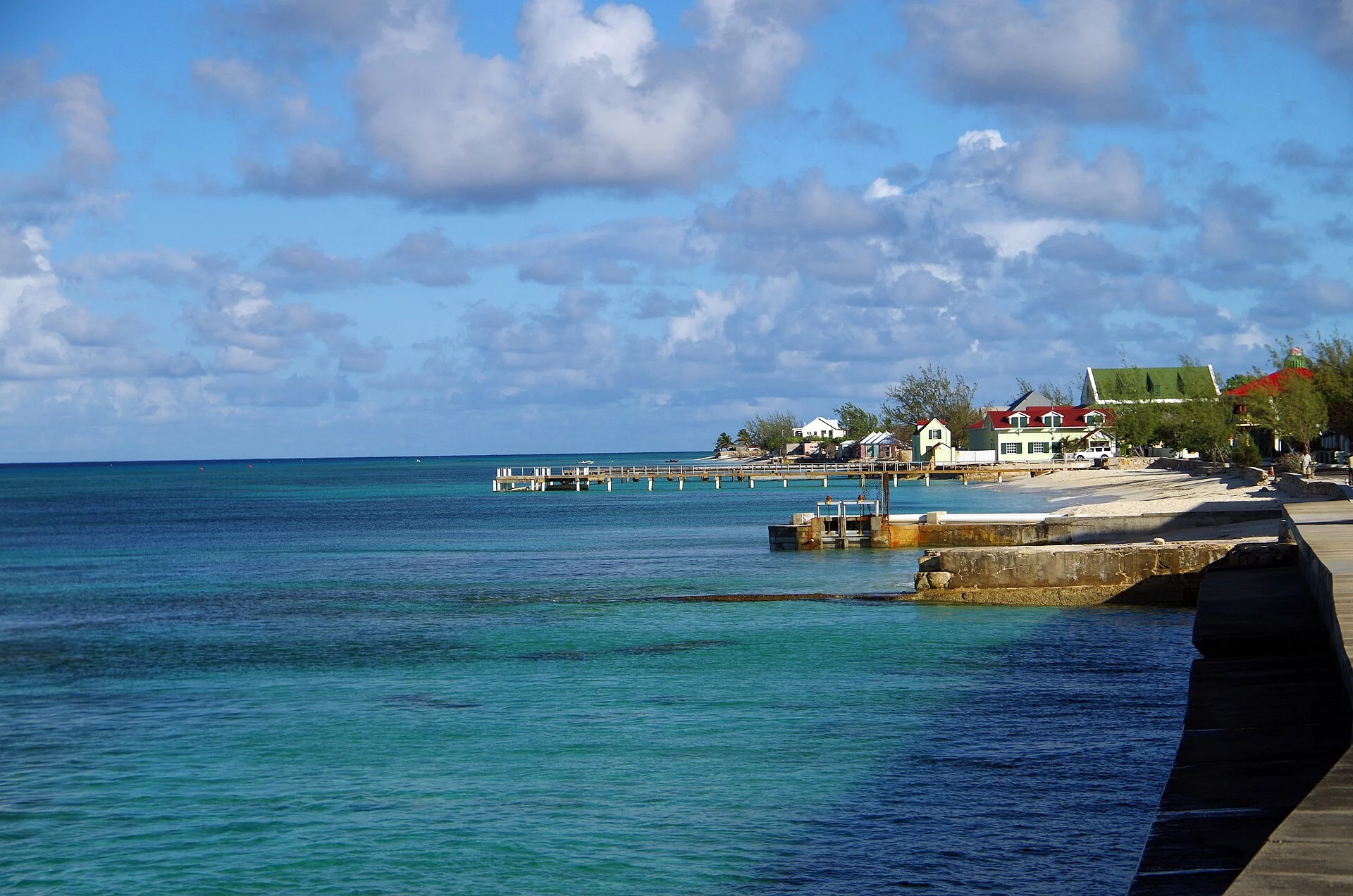 Cockburn Town auf Grand Turk am Wasser