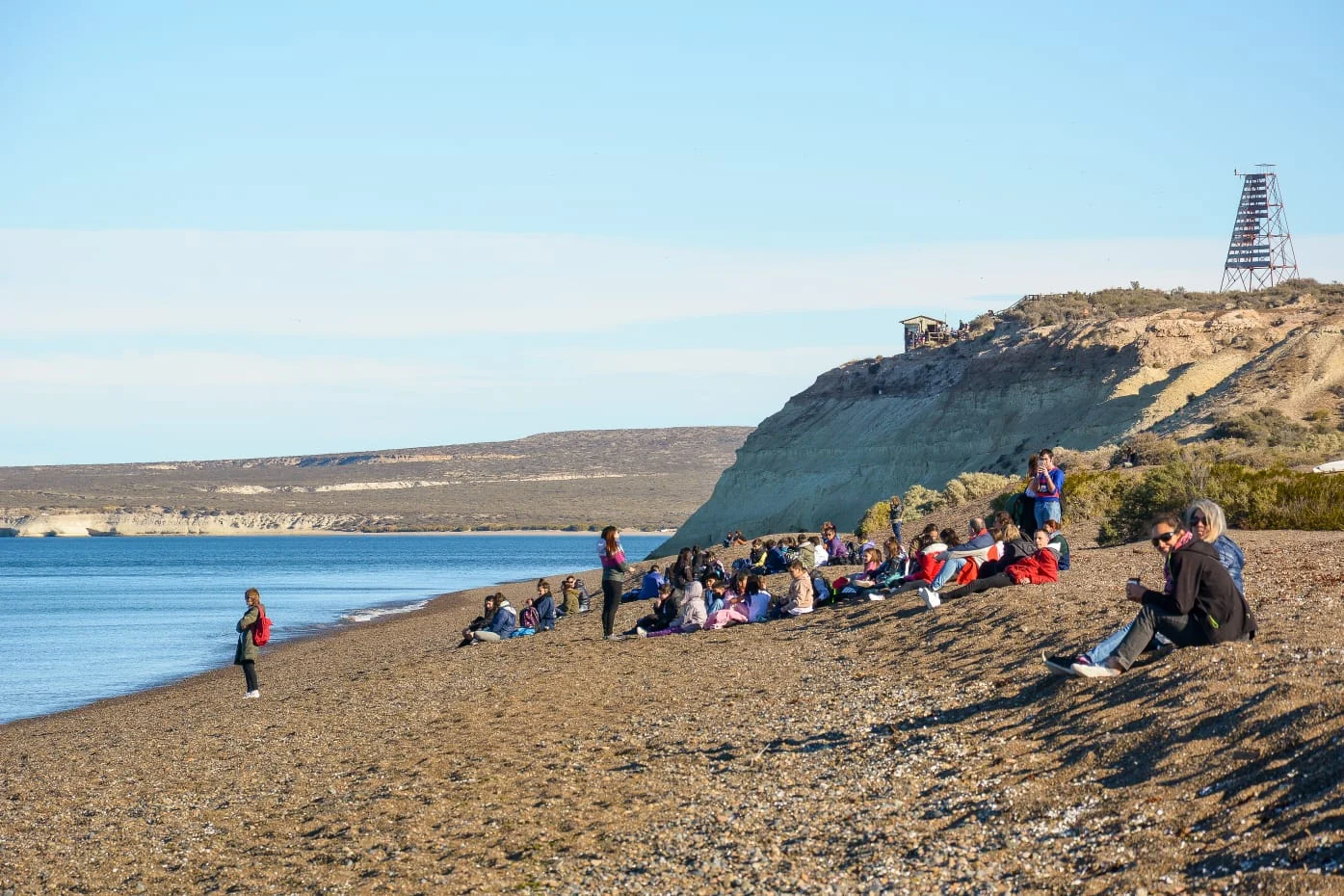 Menschen am Kiesstrand Playa El Doradillo bei Puerto Madryn