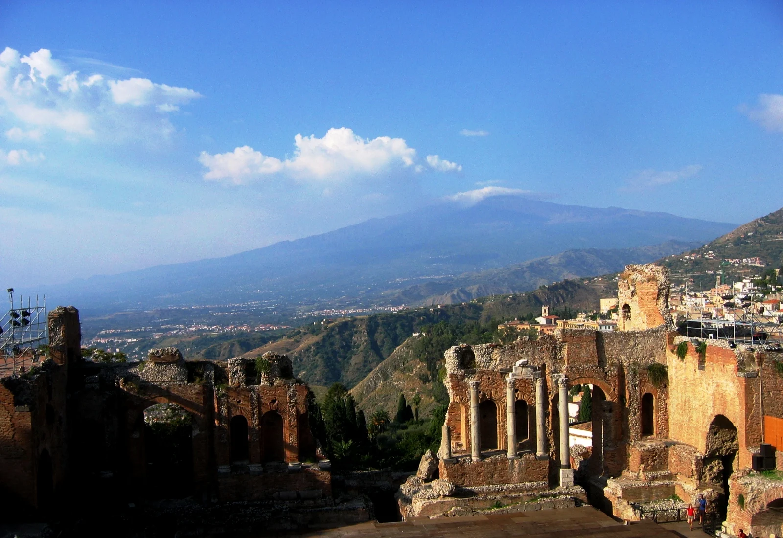 Das antike Theater von Taormina mit Blick auf Küste und Ätna