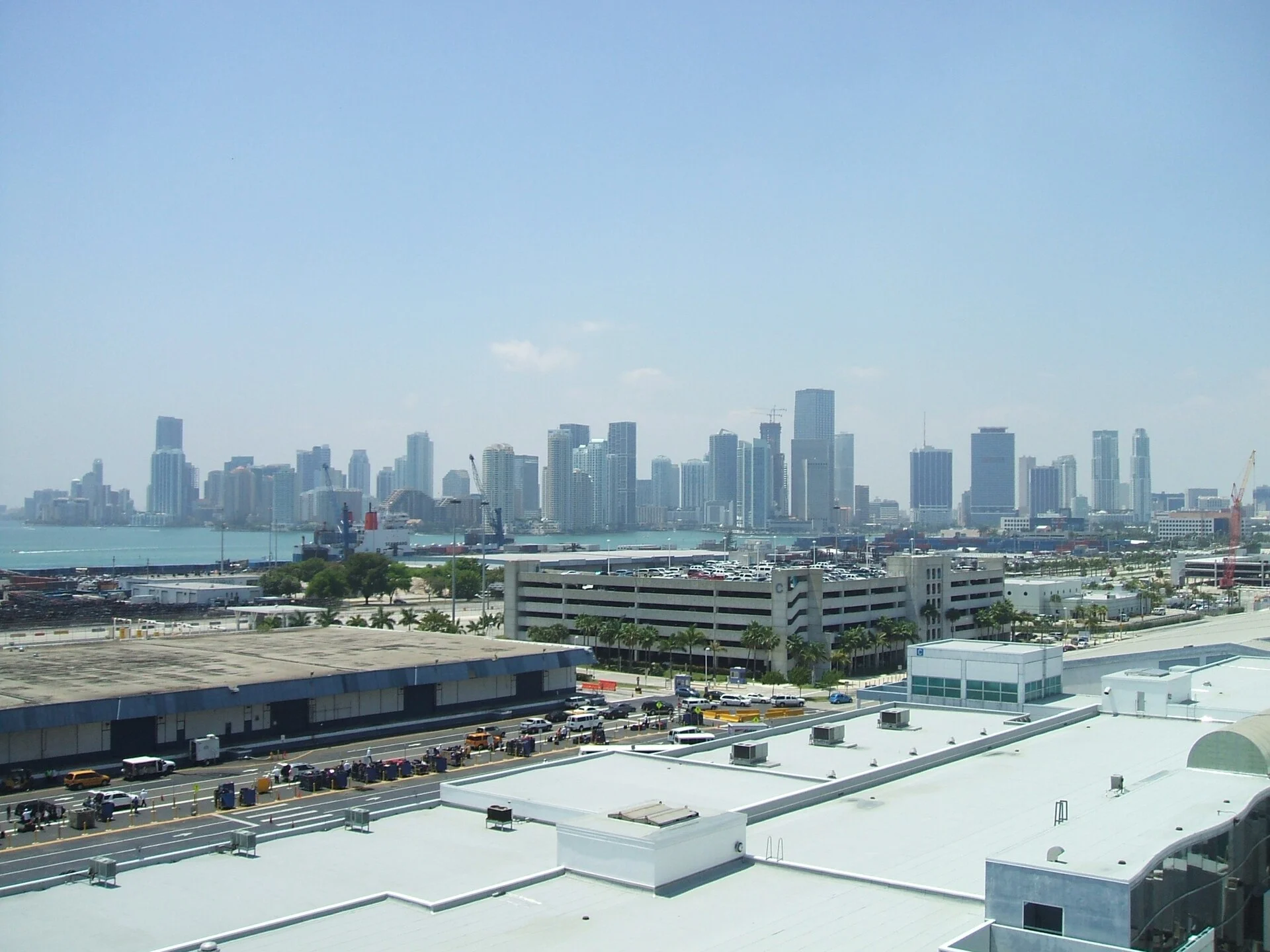 Die Skyline von Downtown Miami, davor die Hafenanlagen auf Dodge Island