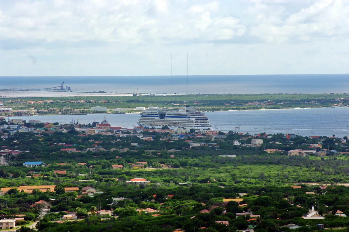 Blick vom Seru Largu auf Kralendijk und ein Kreuzfahrtschiff am Kai