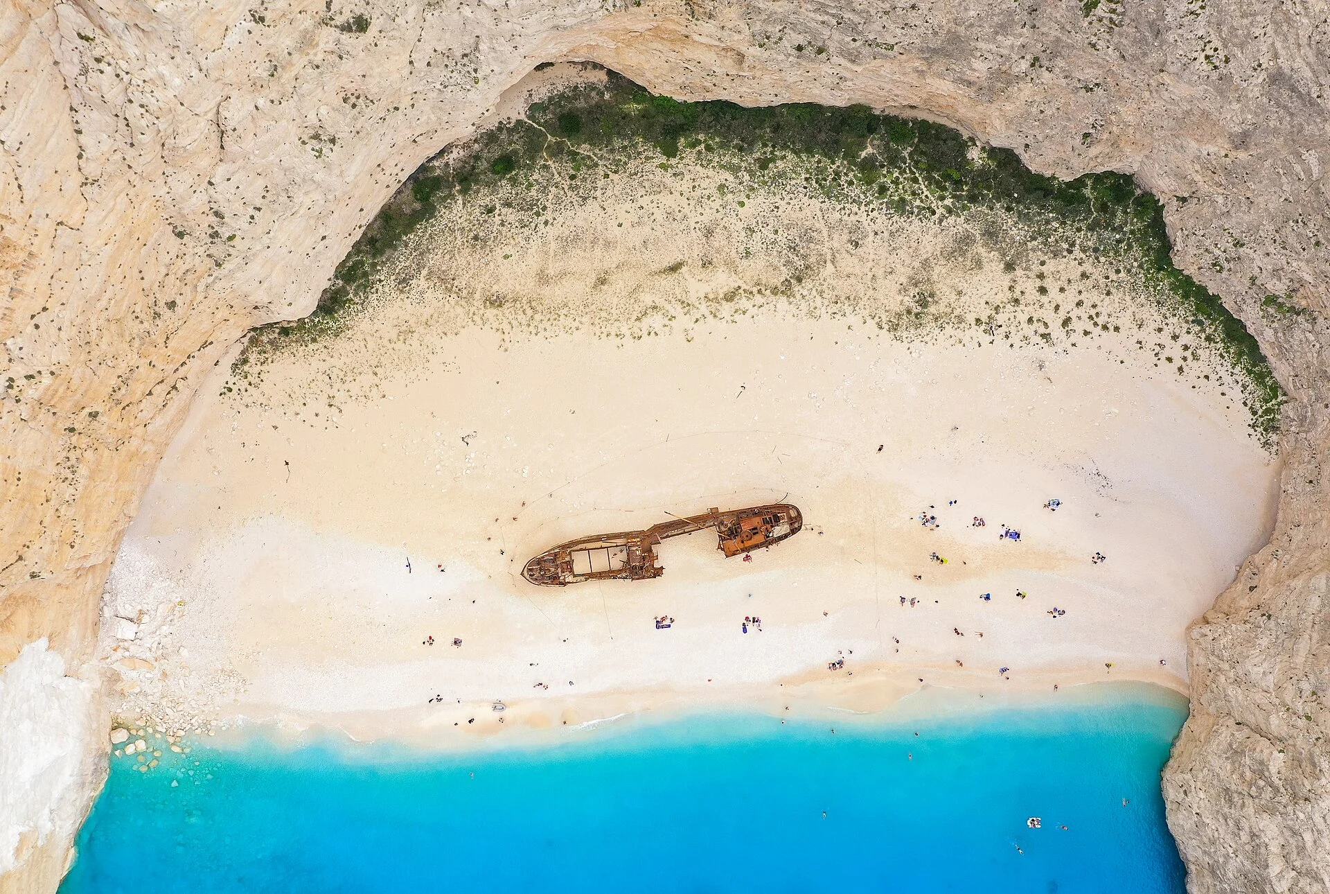 Die Schiffswrackbucht Navagio von oben mit dem gestrandeten Frachter