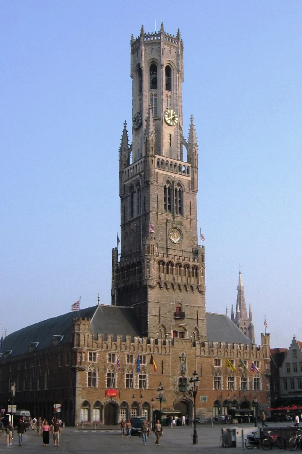 Der 83 Meter hohe Belfried von Brügge mit den Tuchhallen am Markt, Belgien.
