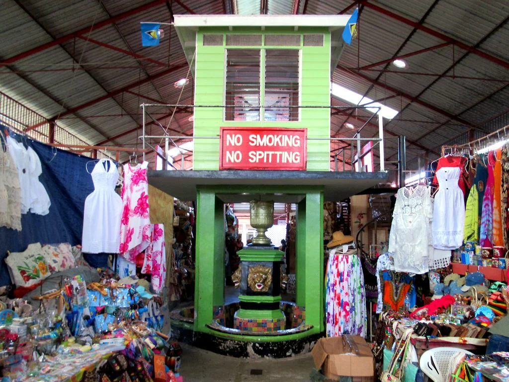 Die Markthalle des Castries Central Market auf St. Lucia