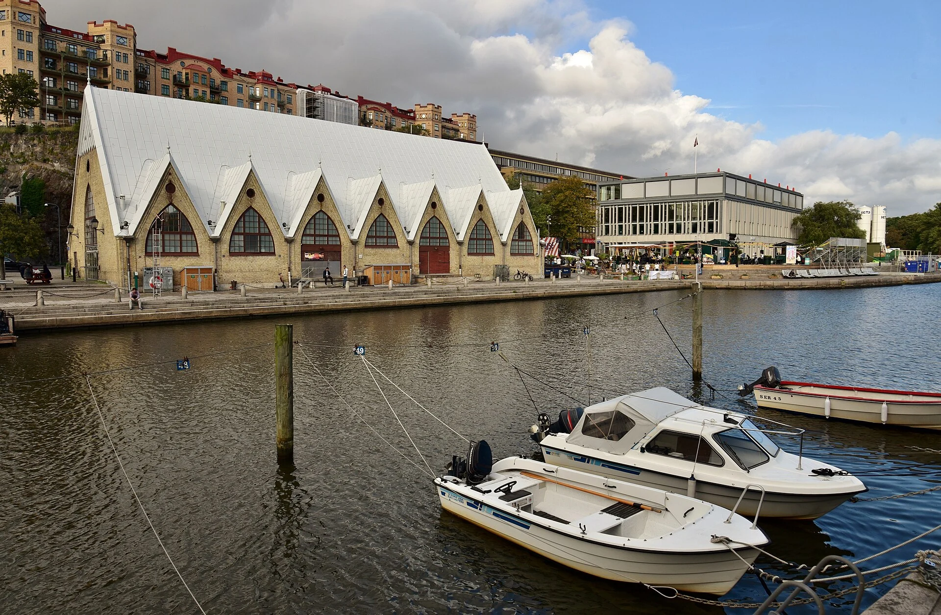 Die Markthalle Feskekôrka am Rosenlundskanal in Göteborg